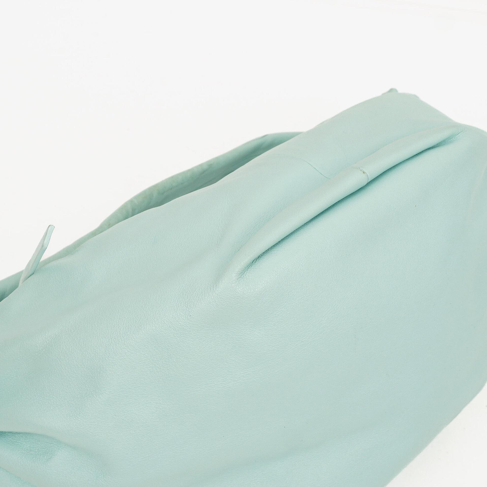 Bottega Veneta Double Knot Clutch aus celesteblauem Leder