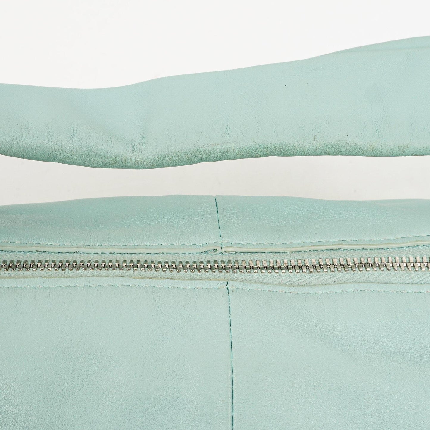 Bottega Veneta Double Knot Clutch aus celesteblauem Leder