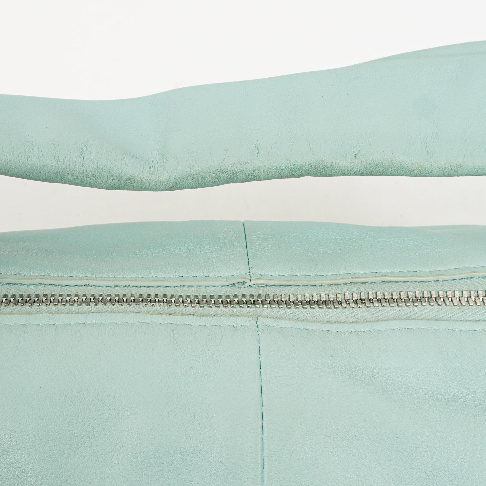 Bottega Veneta Double Knot Clutch aus celesteblauem Leder