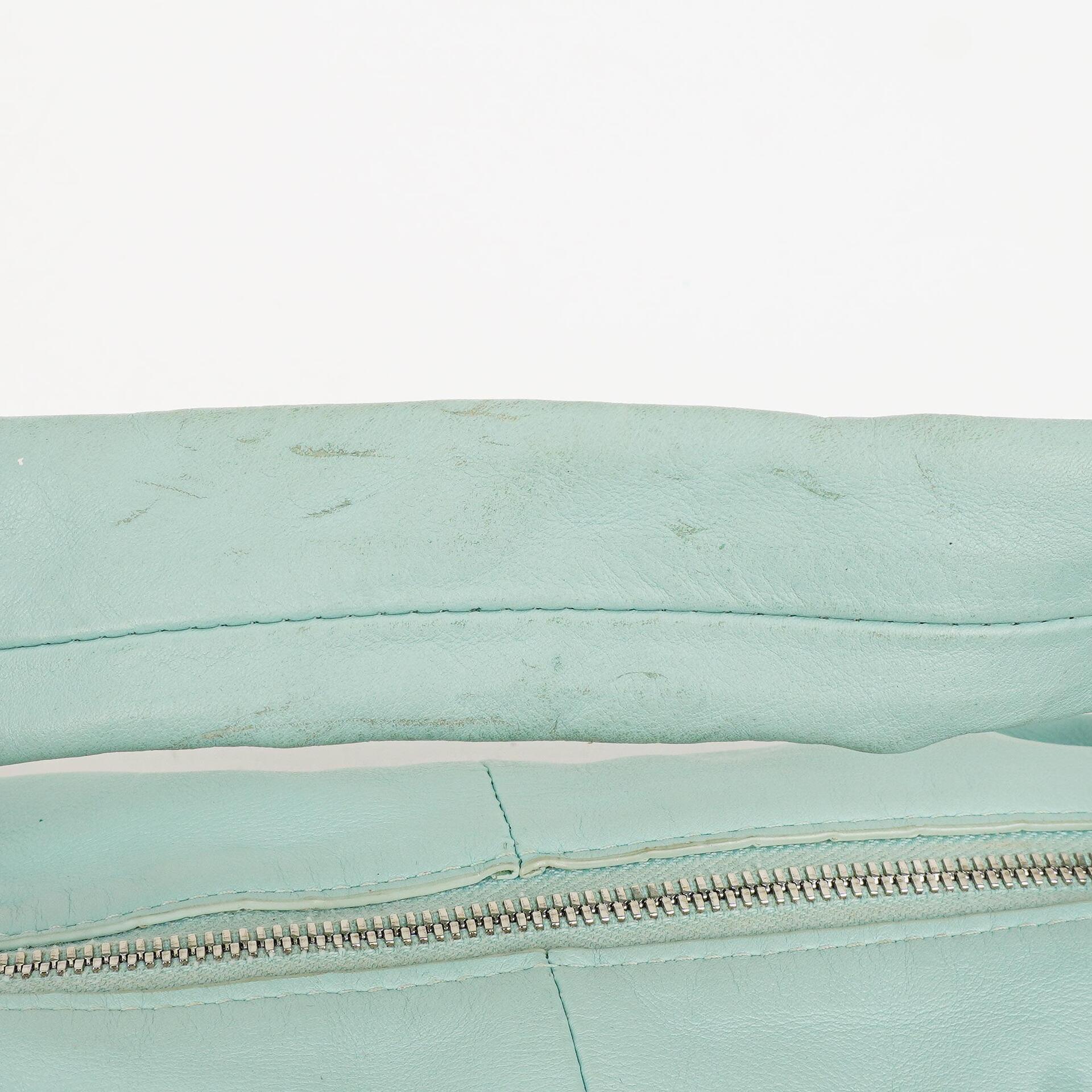 Bottega Veneta Double Knot Clutch aus celesteblauem Leder