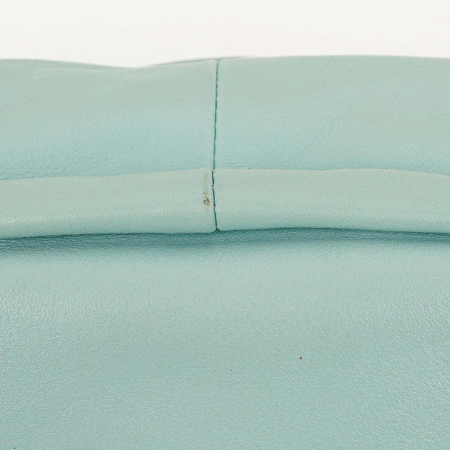 Bottega Veneta Double Knot Clutch aus celesteblauem Leder