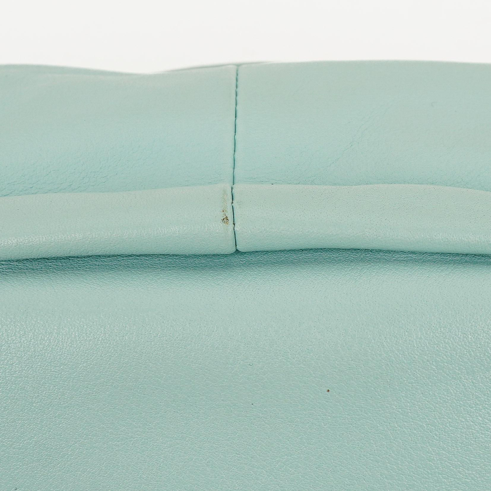 Bottega Veneta Double Knot Clutch aus celesteblauem Leder