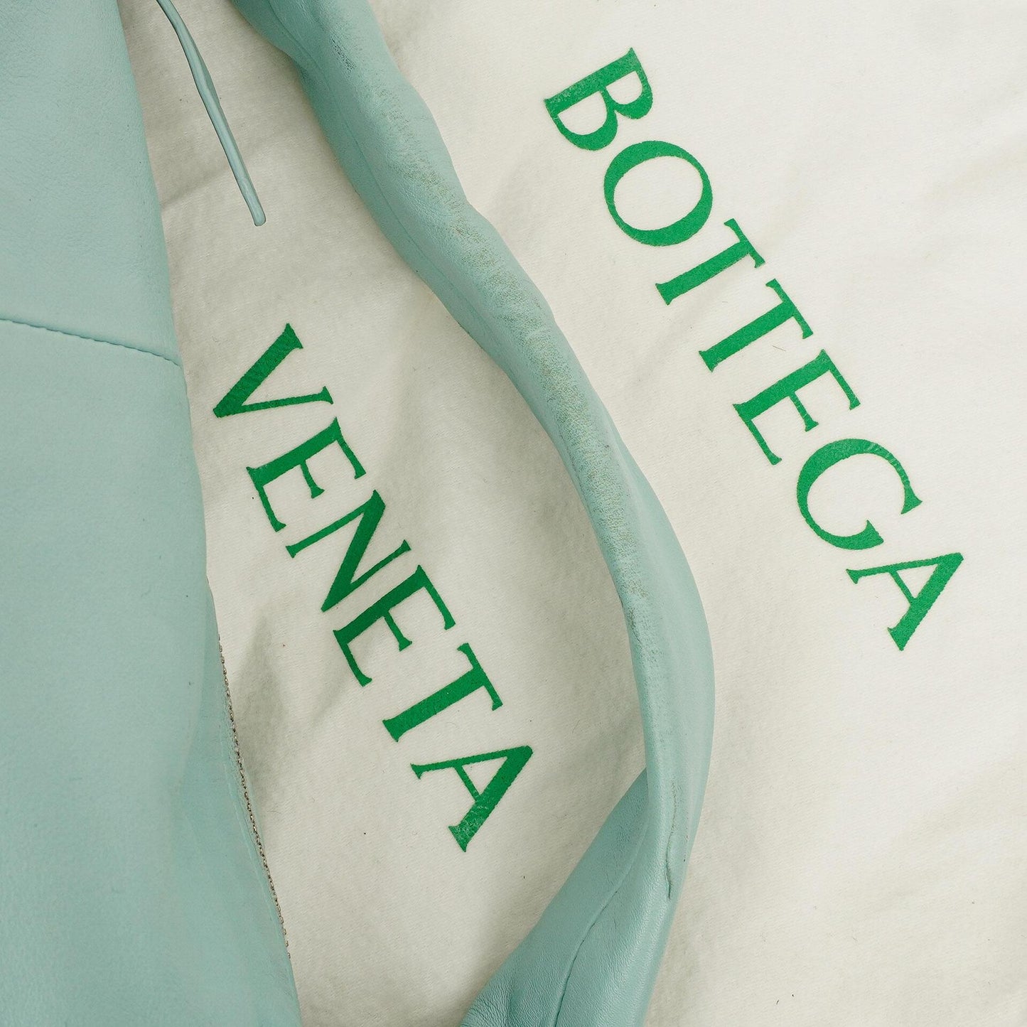 Bottega Veneta Double Knot Clutch aus celesteblauem Leder