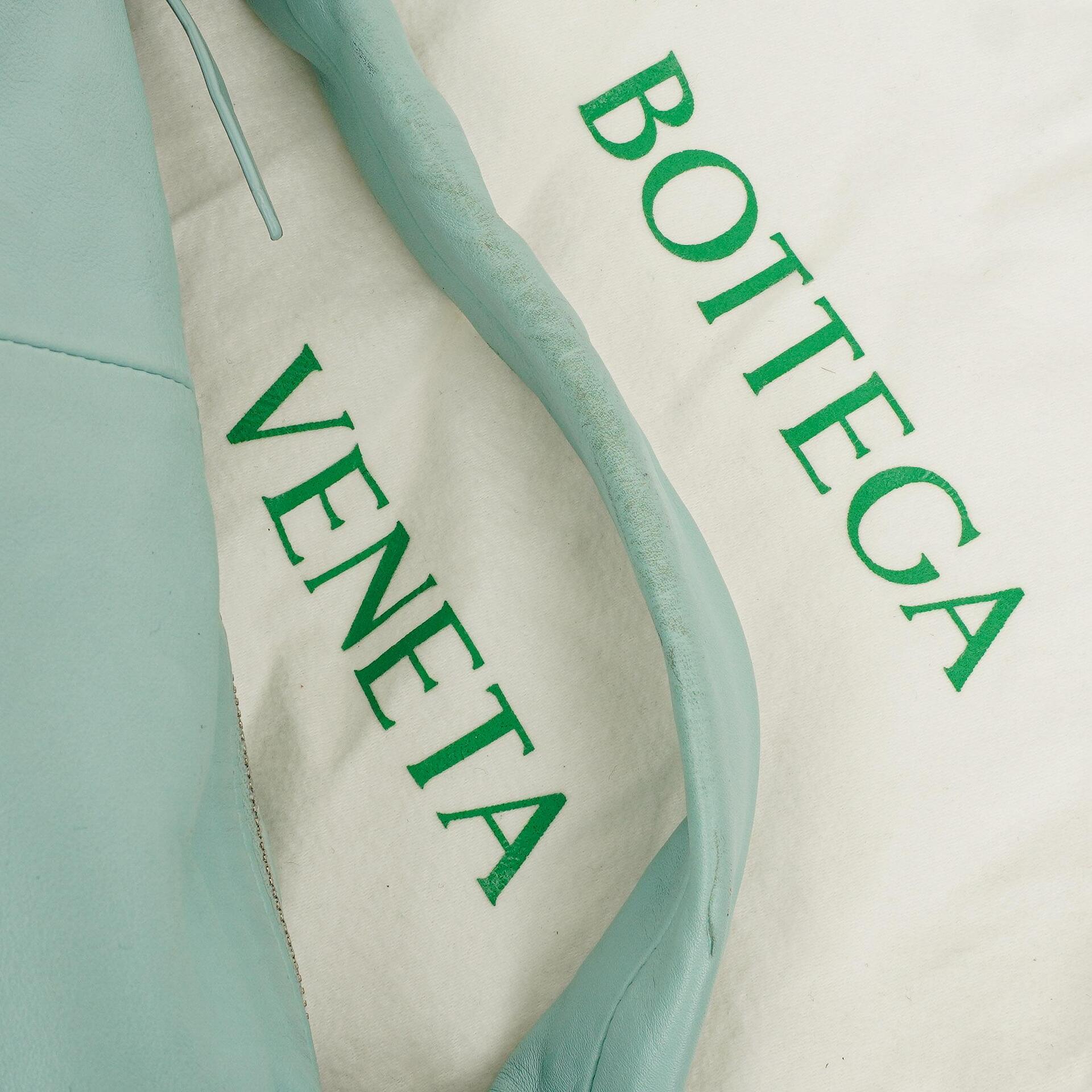 Bottega Veneta Double Knot Clutch aus celesteblauem Leder