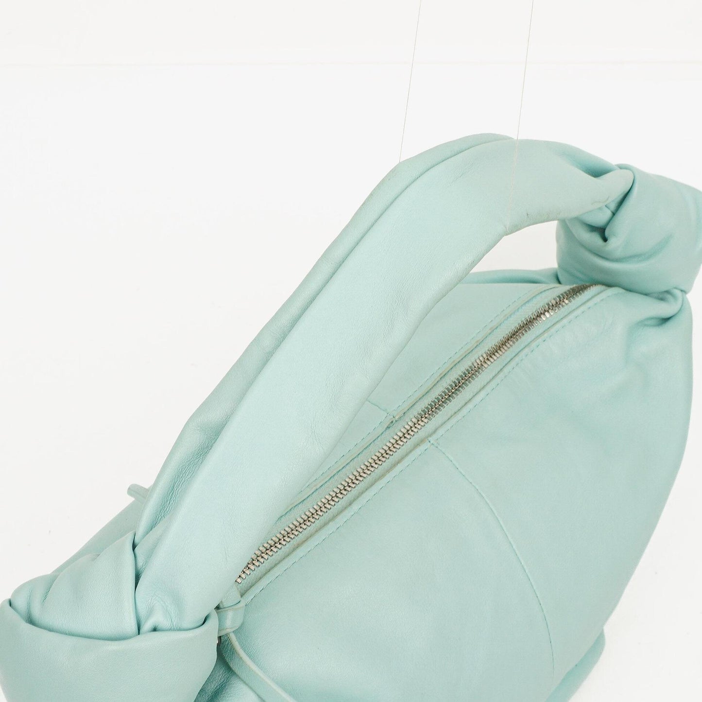 Bottega Veneta Double Knot Clutch aus celesteblauem Leder