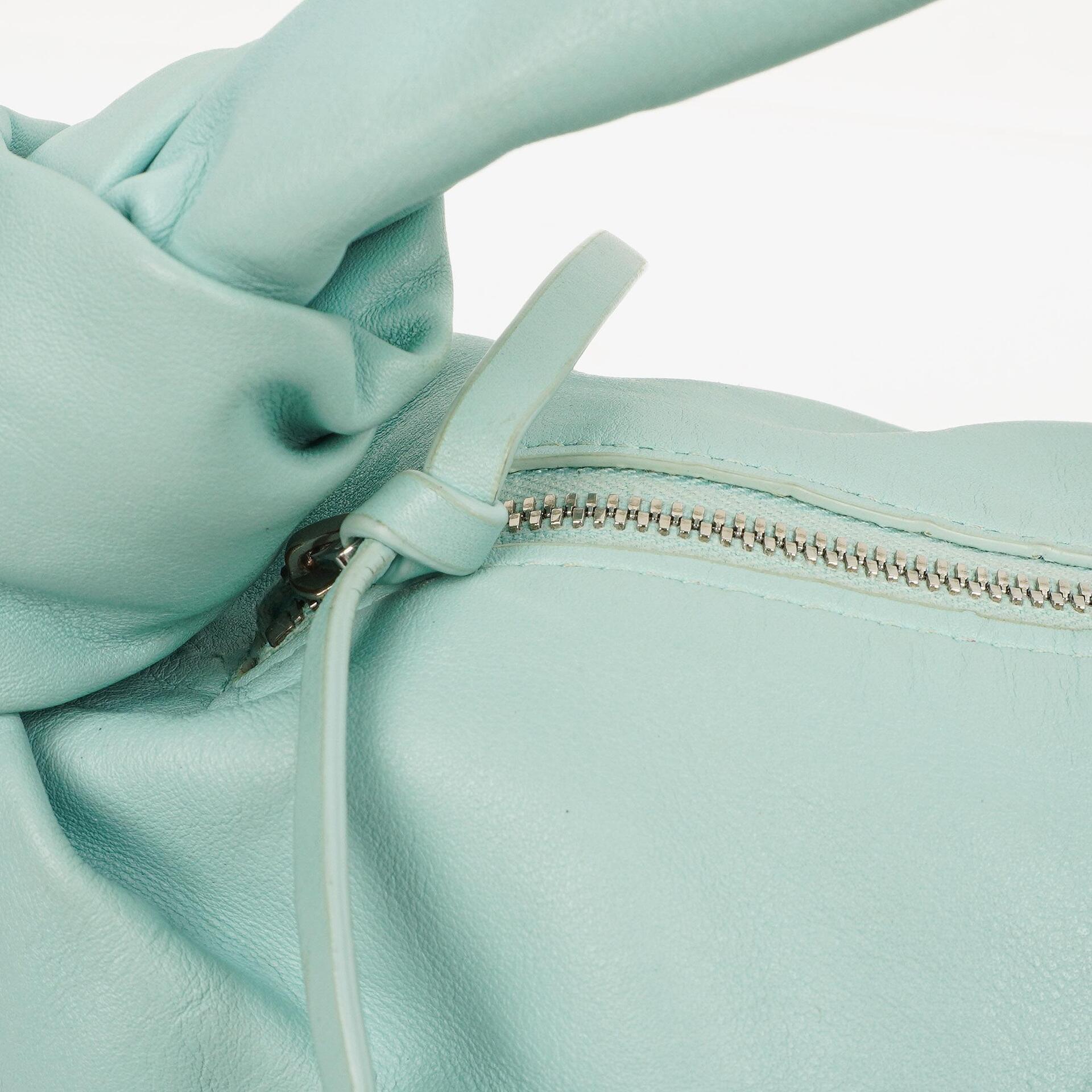Bottega Veneta Double Knot Clutch aus celesteblauem Leder