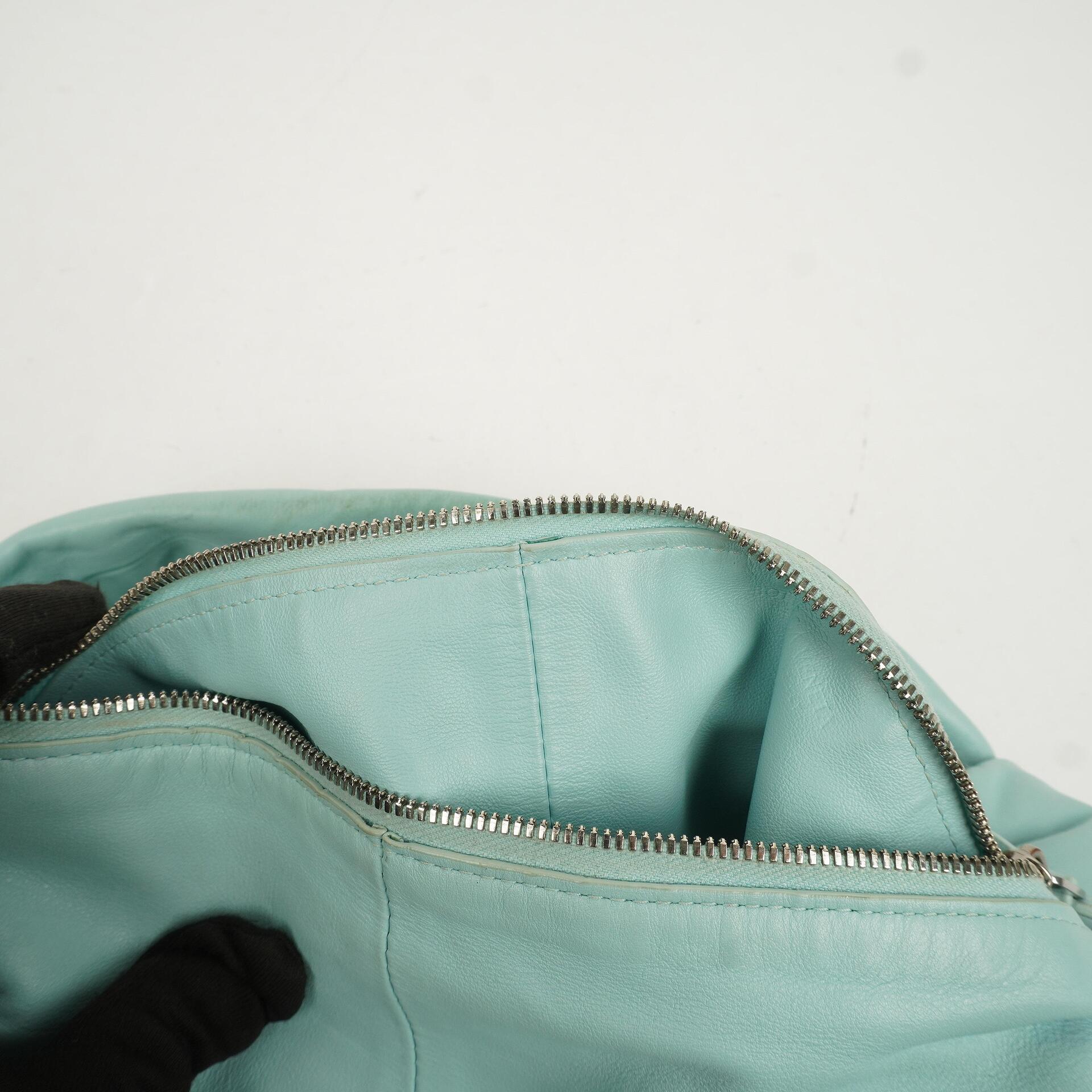 Bottega Veneta Double Knot Clutch aus celesteblauem Leder