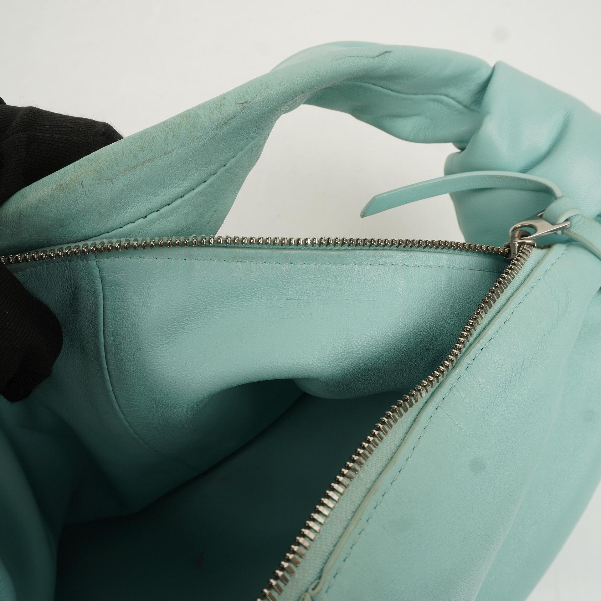 Bottega Veneta Double Knot Clutch aus celesteblauem Leder