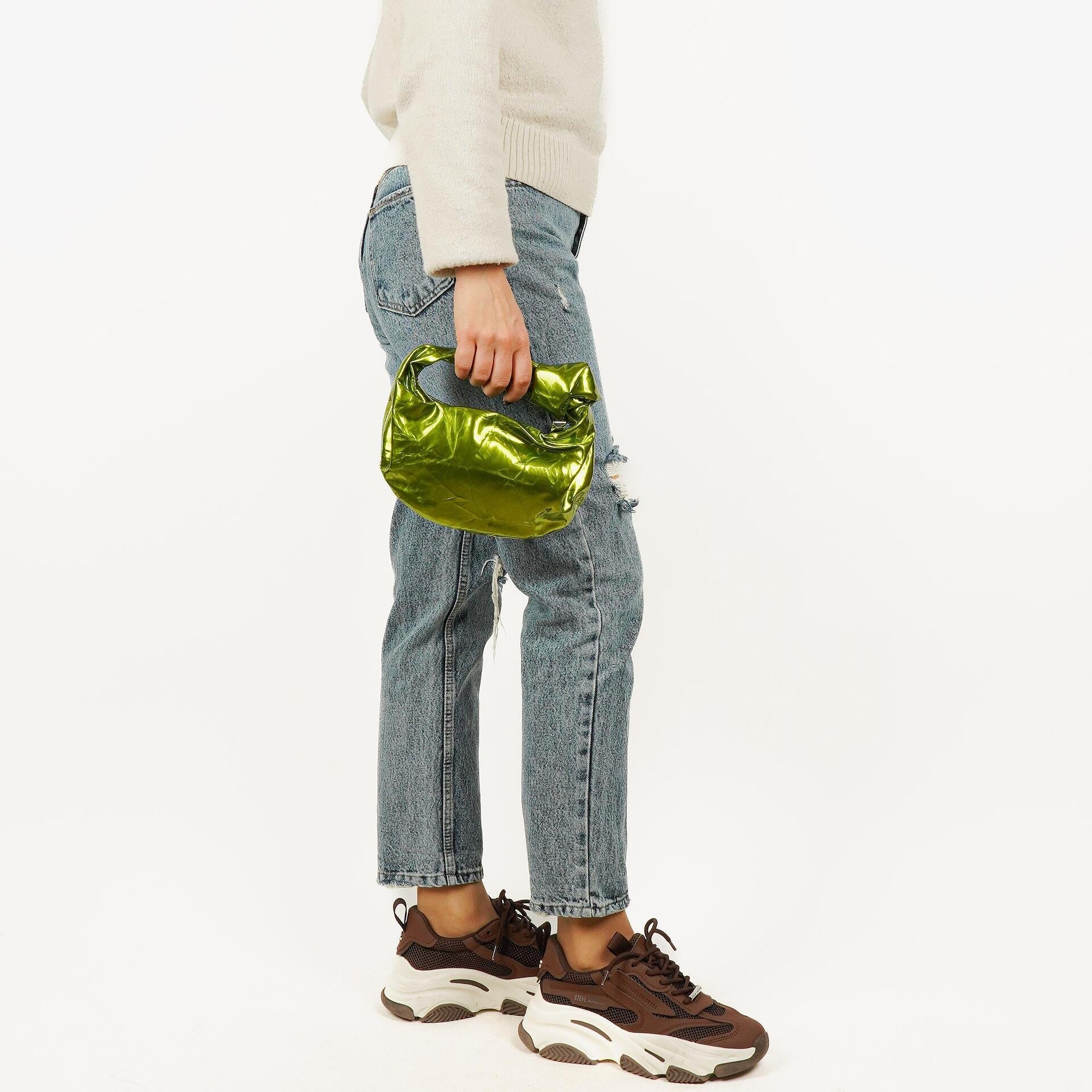 Bottega Veneta Mini Jodie Tasche aus chlorophyllfarbenem Metallic-Crushed-Kalbsleder