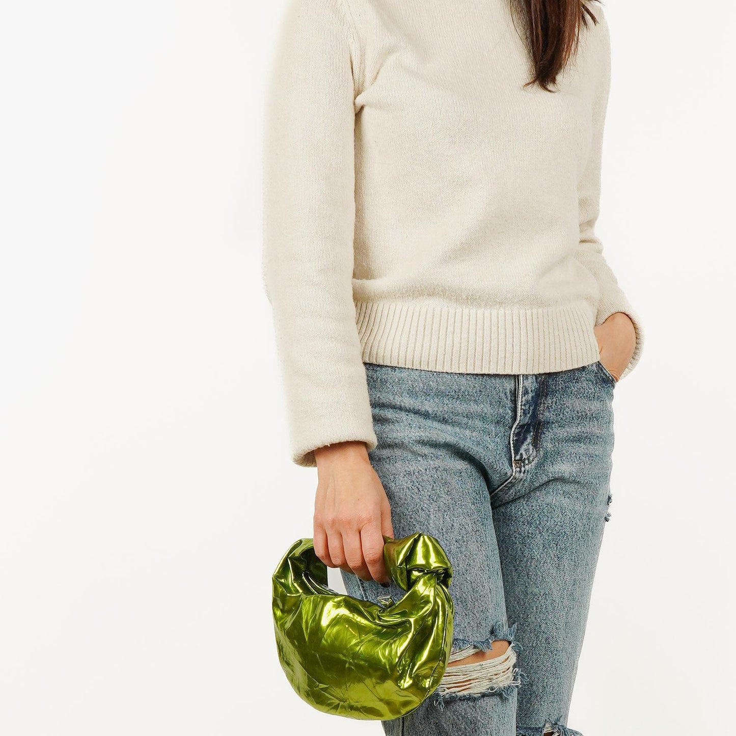 Bottega Veneta Mini Jodie Tasche aus chlorophyllfarbenem Metallic-Crushed-Kalbsleder
