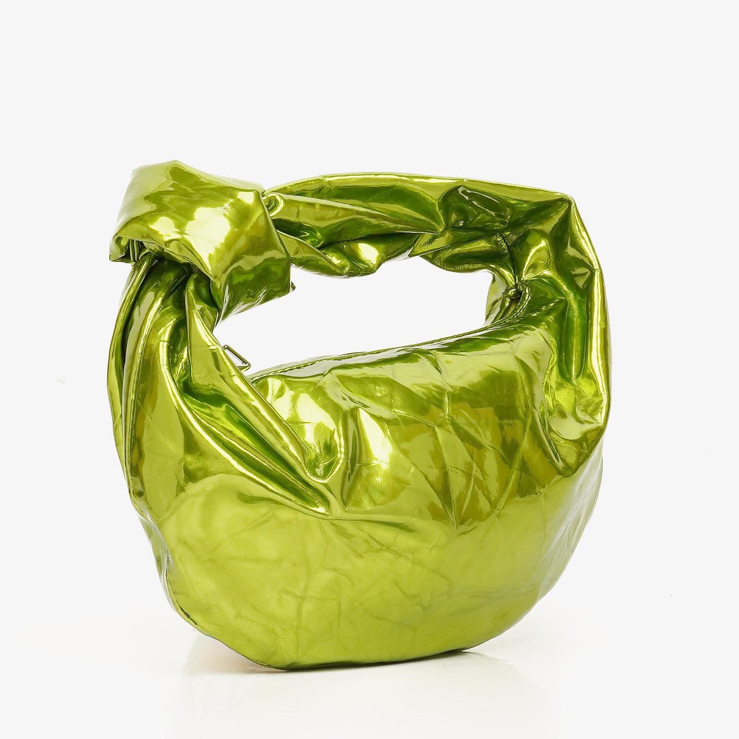 Bottega Veneta Mini Jodie Tasche aus chlorophyllfarbenem Metallic-Crushed-Kalbsleder