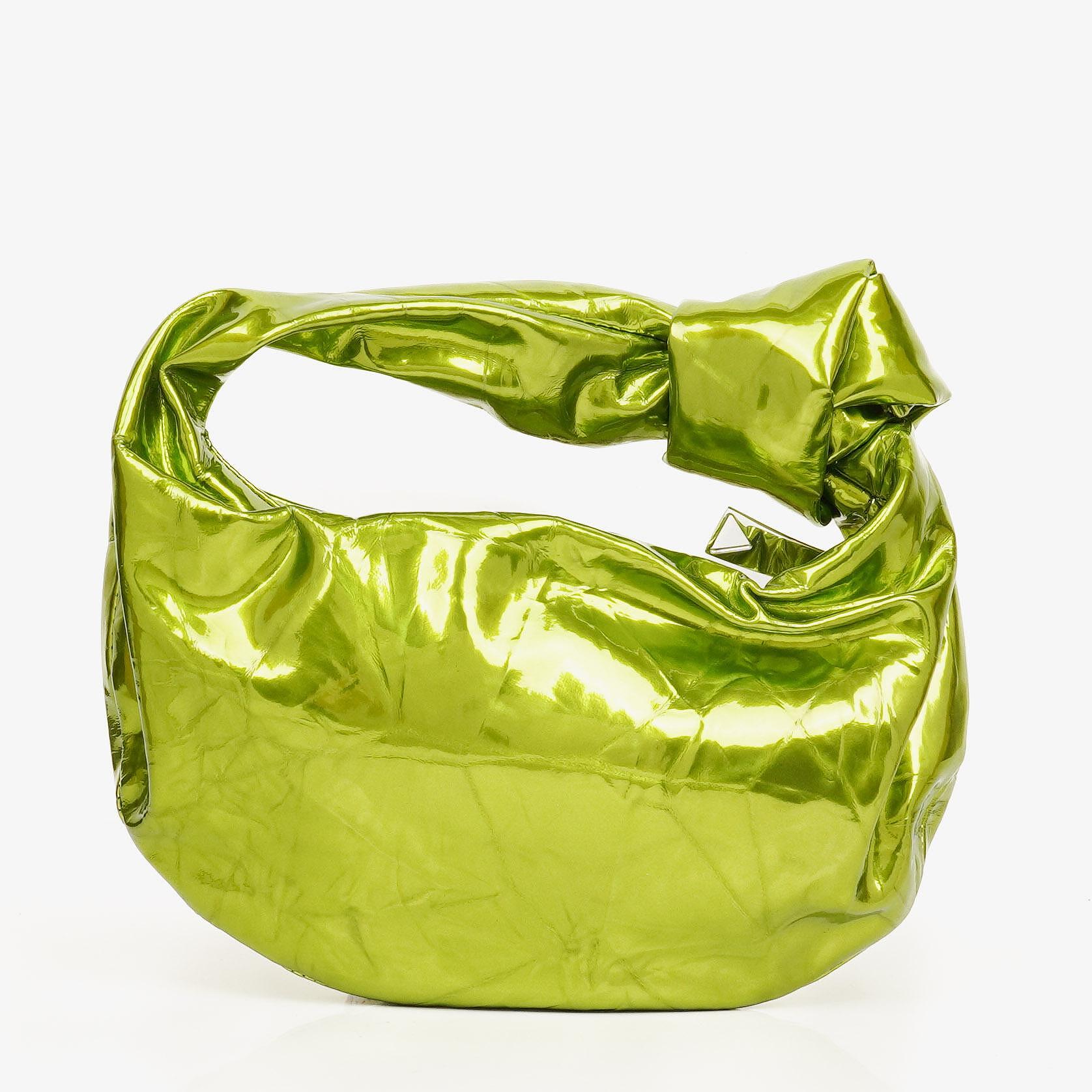 Bottega Veneta Mini Jodie Tasche aus chlorophyllfarbenem Metallic-Crushed-Kalbsleder