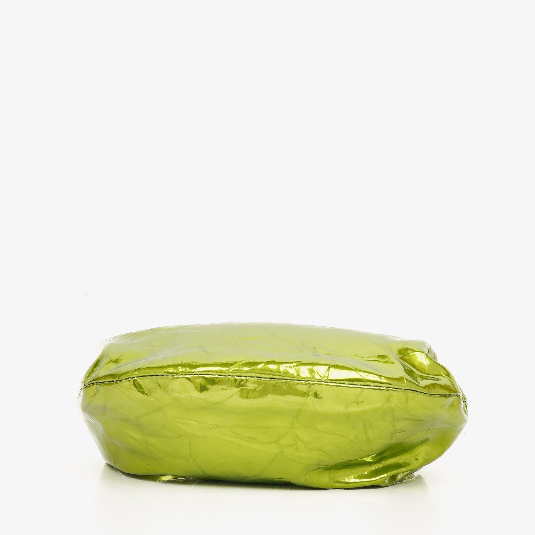 Bottega Veneta Mini Jodie Tasche aus chlorophyllfarbenem Metallic-Crushed-Kalbsleder