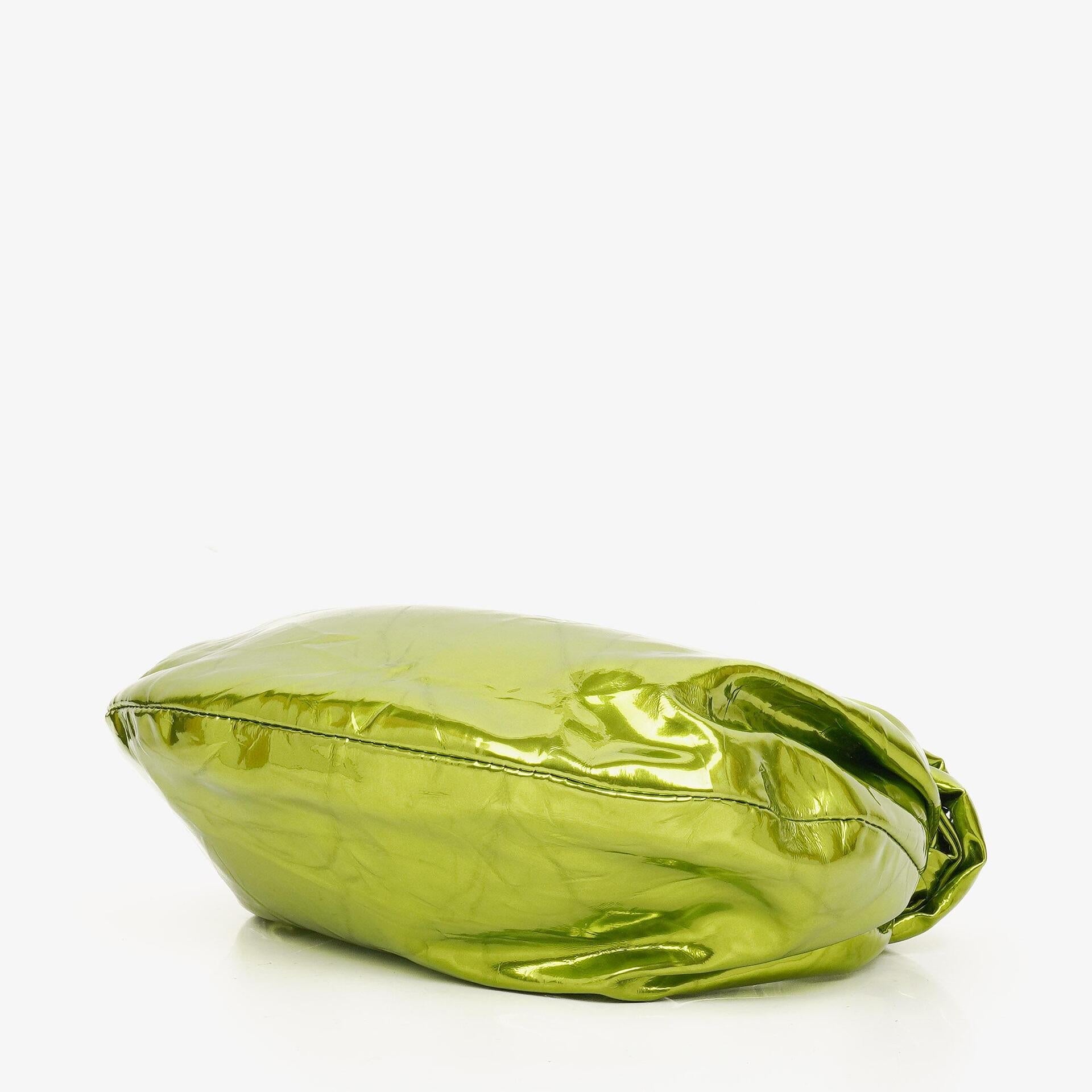 Bottega Veneta Mini Jodie Tasche aus chlorophyllfarbenem Metallic-Crushed-Kalbsleder