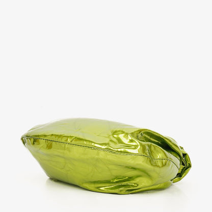 Bottega Veneta Mini Jodie Tasche aus chlorophyllfarbenem Metallic-Crushed-Kalbsleder