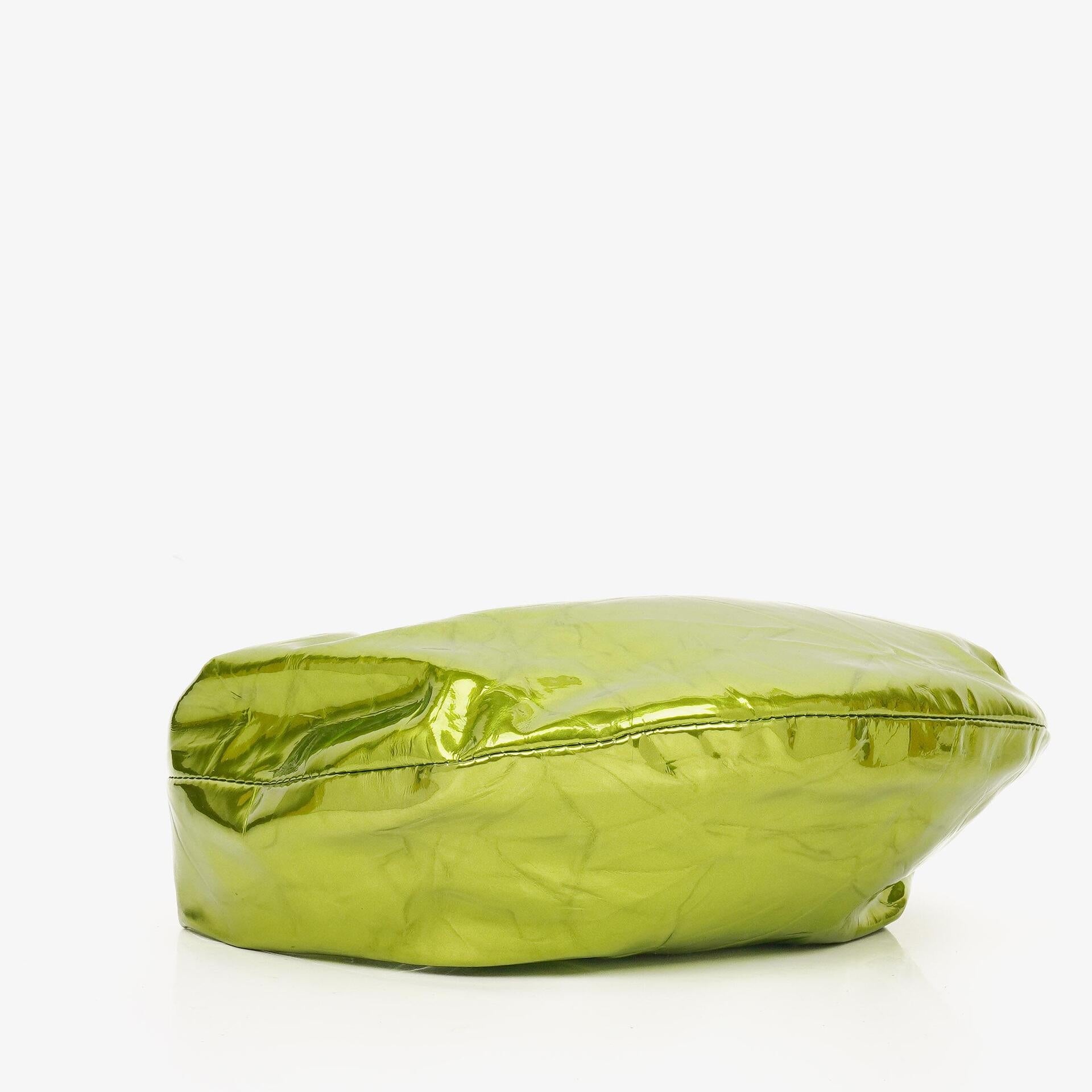 Bottega Veneta Mini Jodie Tasche aus chlorophyllfarbenem Metallic-Crushed-Kalbsleder