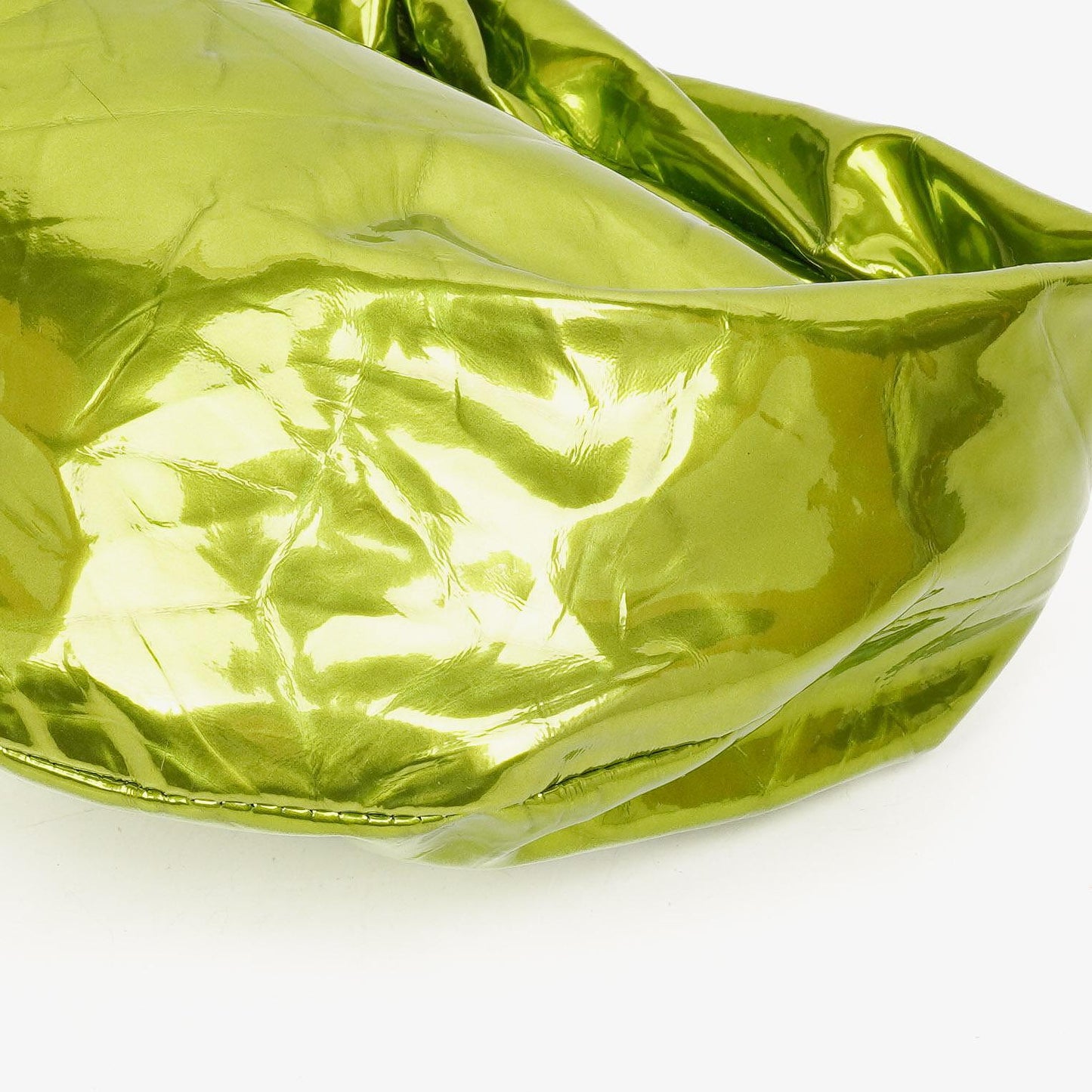 Bottega Veneta Mini Jodie Tasche aus chlorophyllfarbenem Metallic-Crushed-Kalbsleder