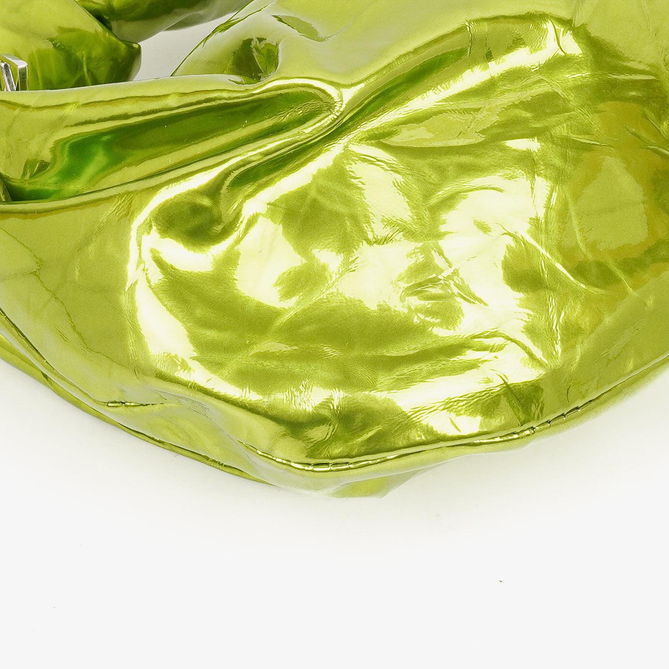 Bottega Veneta Mini Jodie Tasche aus chlorophyllfarbenem Metallic-Crushed-Kalbsleder