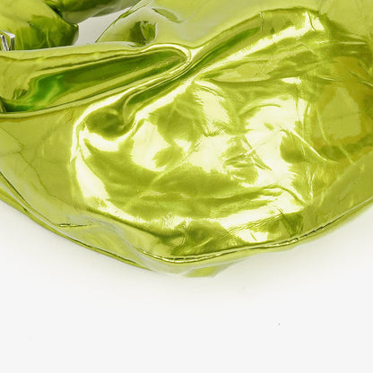 Bottega Veneta Mini Jodie Tasche aus chlorophyllfarbenem Metallic-Crushed-Kalbsleder