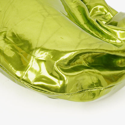 Bottega Veneta Mini Jodie Tasche aus chlorophyllfarbenem Metallic-Crushed-Kalbsleder