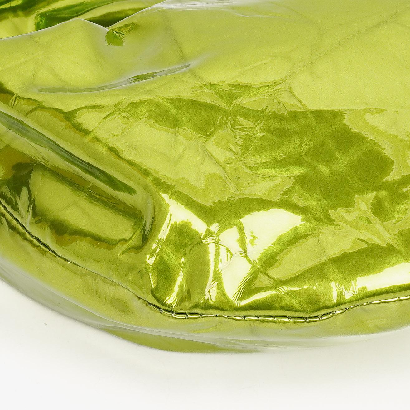 Bottega Veneta Mini Jodie Tasche aus chlorophyllfarbenem Metallic-Crushed-Kalbsleder