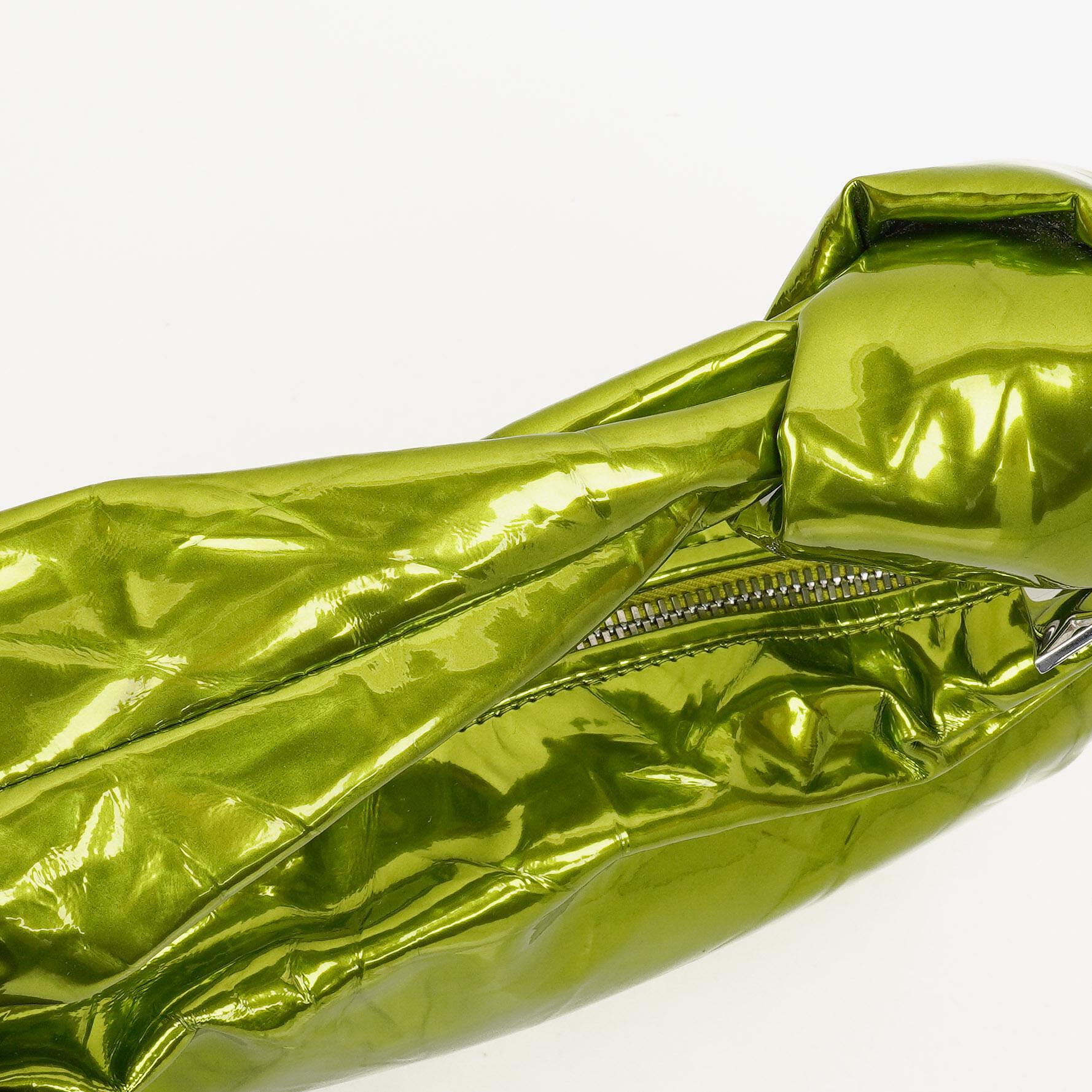 Bottega Veneta Mini Jodie Tasche aus chlorophyllfarbenem Metallic-Crushed-Kalbsleder