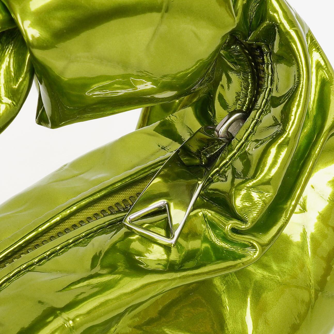 Bottega Veneta Mini Jodie Tasche aus chlorophyllfarbenem Metallic-Crushed-Kalbsleder