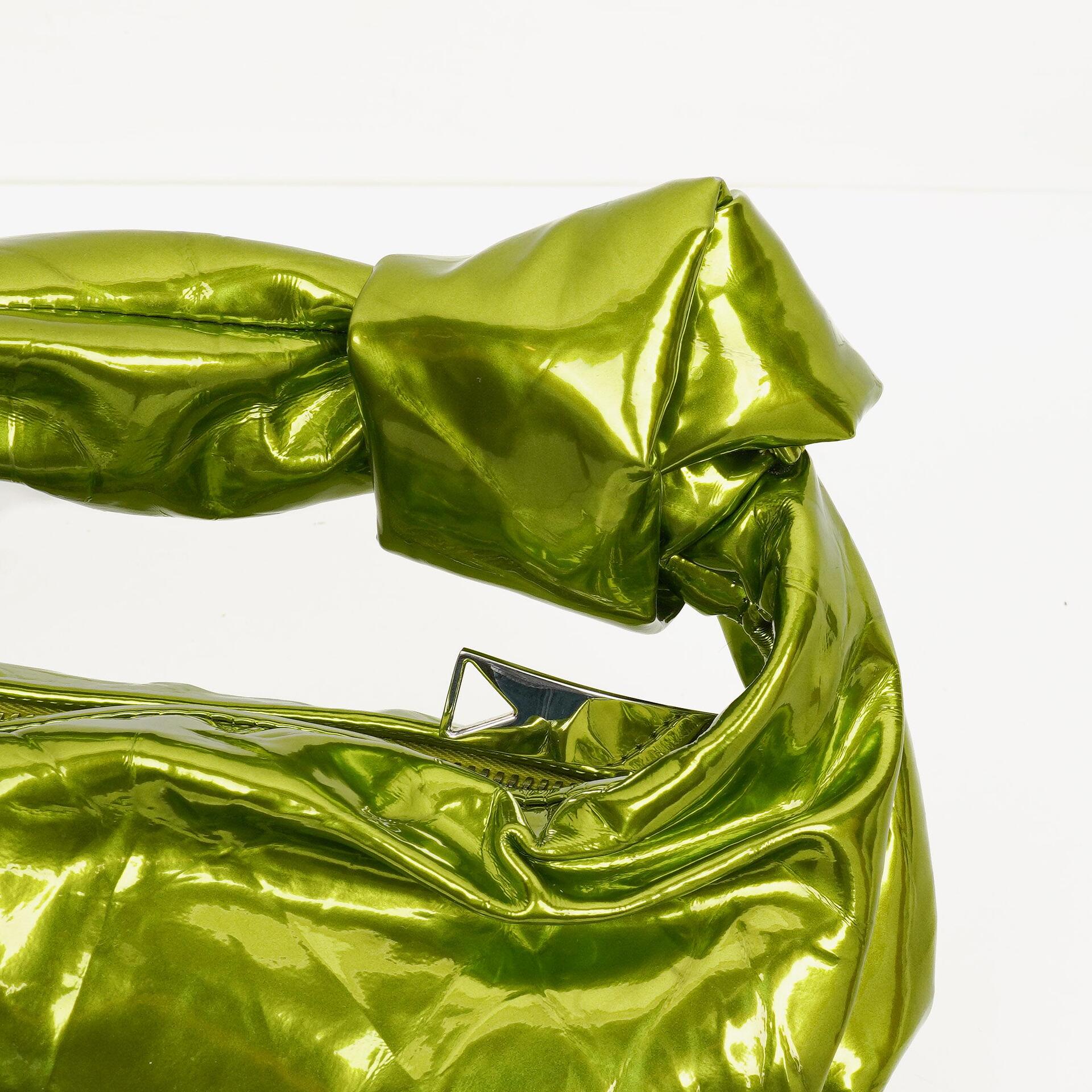 Bottega Veneta Mini Jodie Tasche aus chlorophyllfarbenem Metallic-Crushed-Kalbsleder