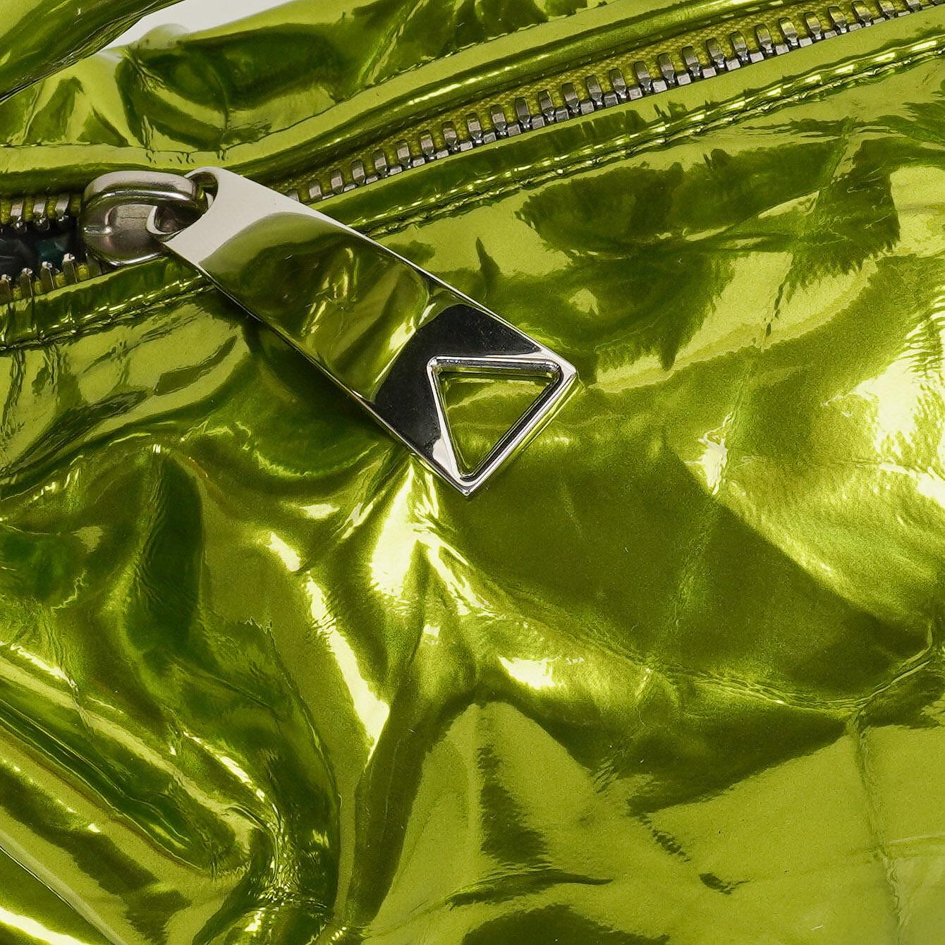 Bottega Veneta Mini Jodie Tasche aus chlorophyllfarbenem Metallic-Crushed-Kalbsleder