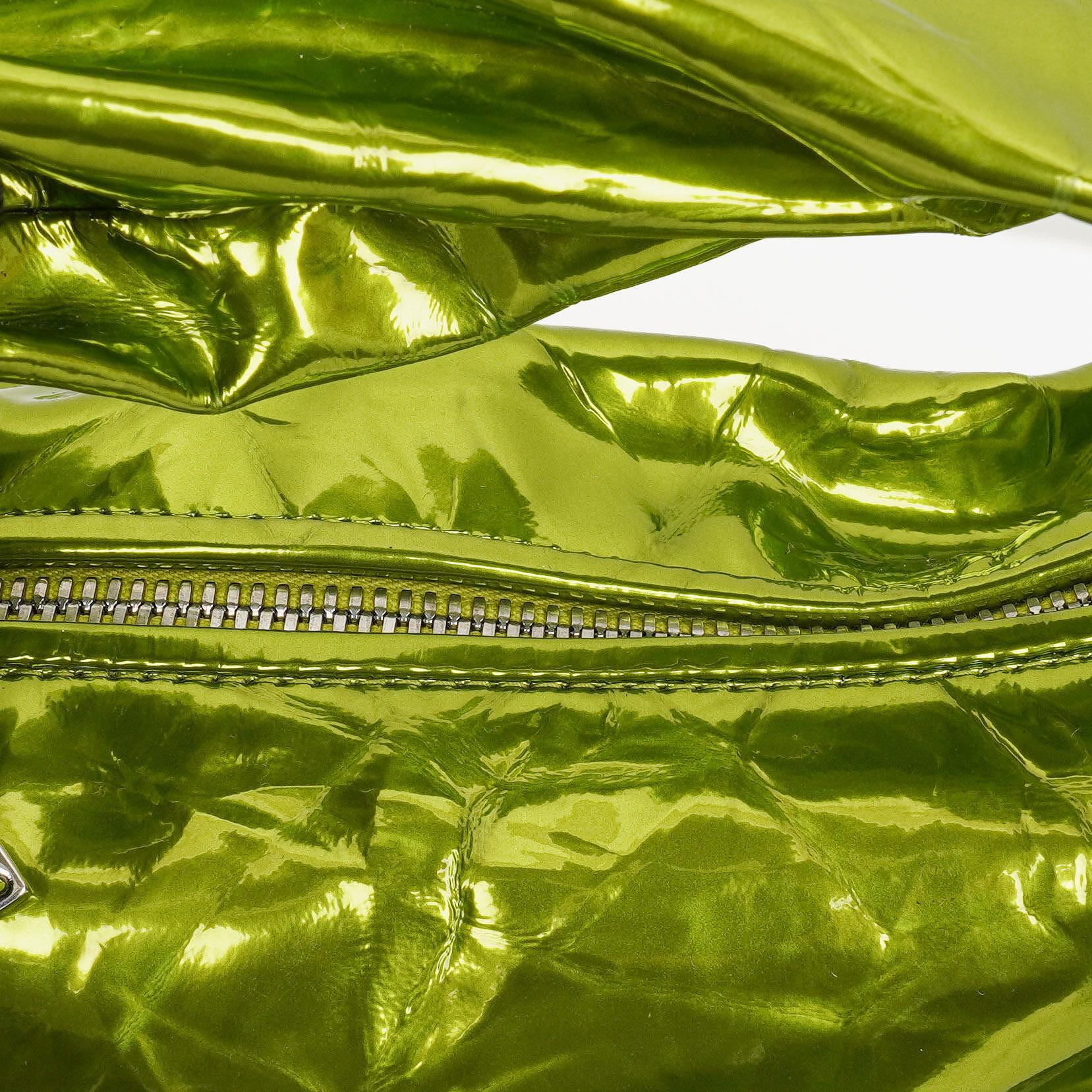 Bottega Veneta Mini Jodie Tasche aus chlorophyllfarbenem Metallic-Crushed-Kalbsleder