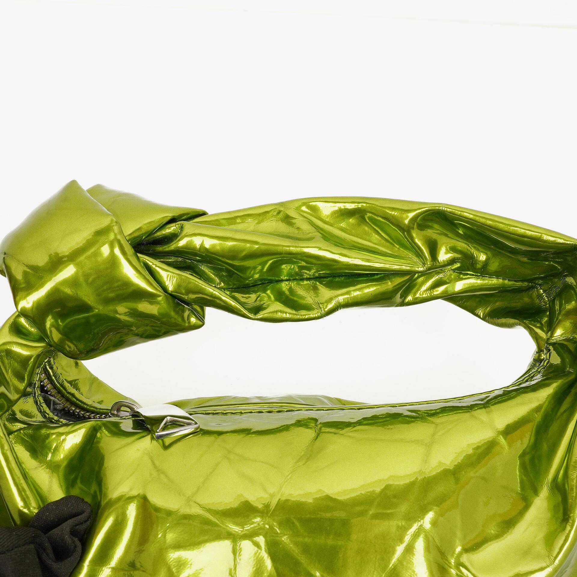 Bottega Veneta Mini Jodie Tasche aus chlorophyllfarbenem Metallic-Crushed-Kalbsleder