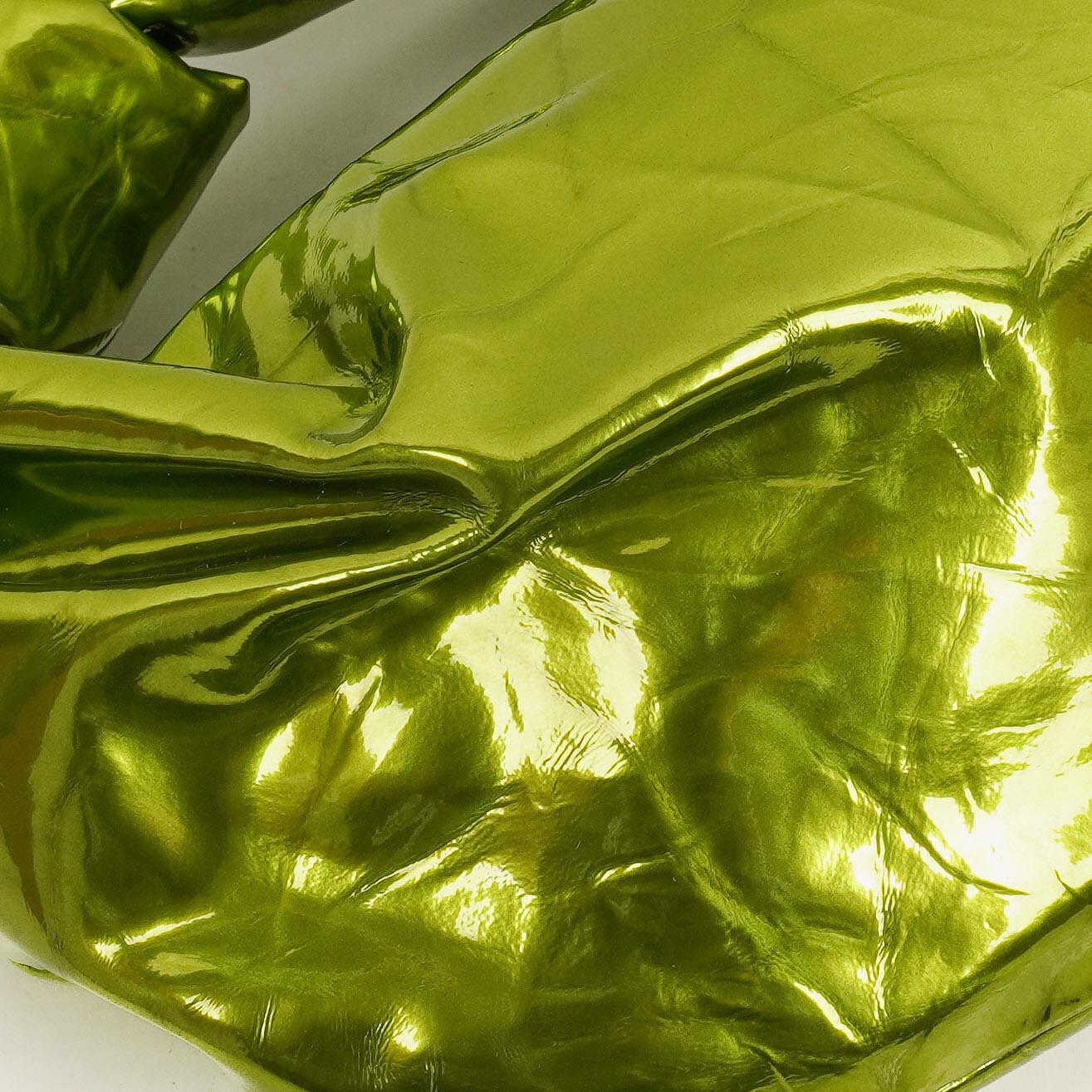 Bottega Veneta Mini Jodie Tasche aus chlorophyllfarbenem Metallic-Crushed-Kalbsleder