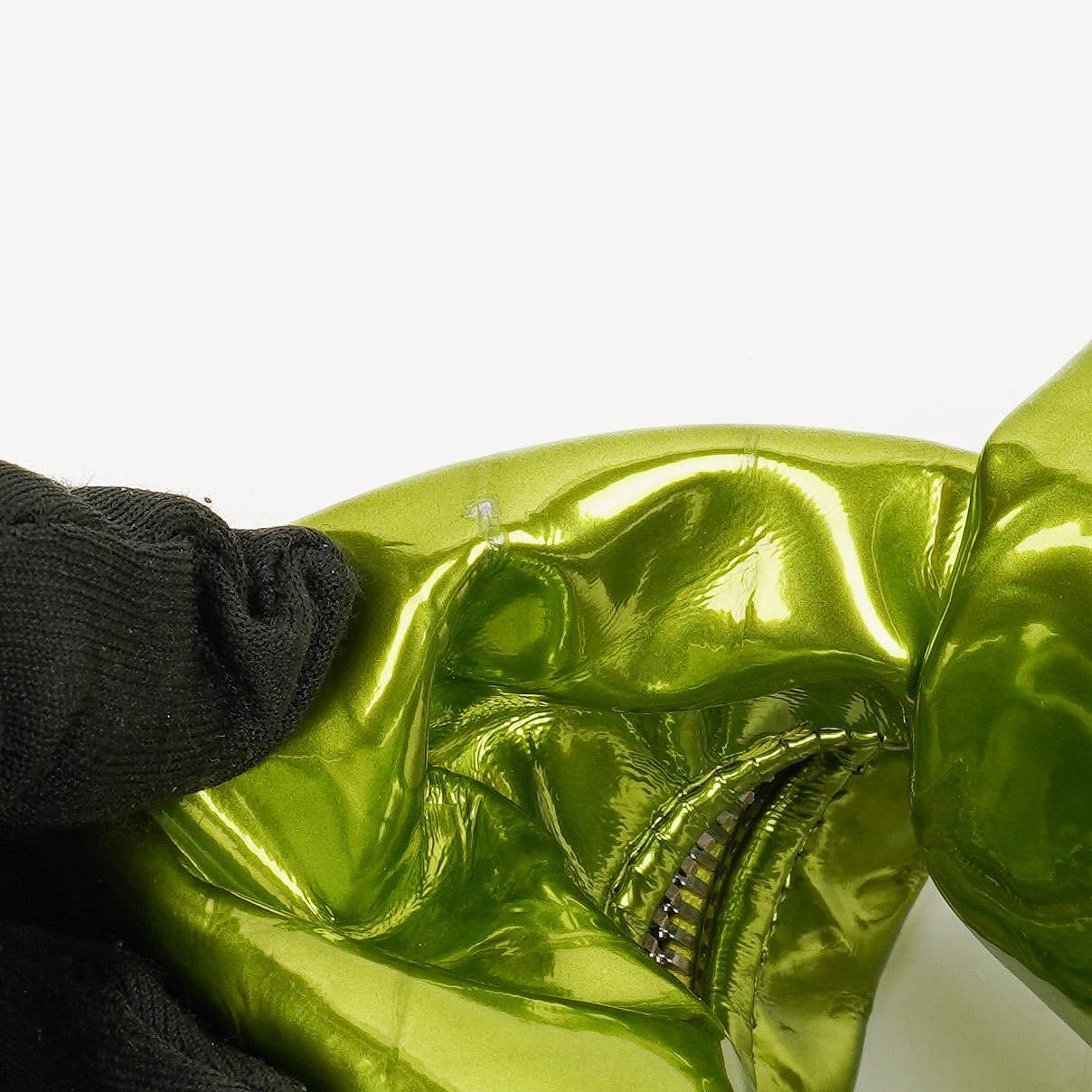 Bottega Veneta Mini Jodie Tasche aus chlorophyllfarbenem Metallic-Crushed-Kalbsleder