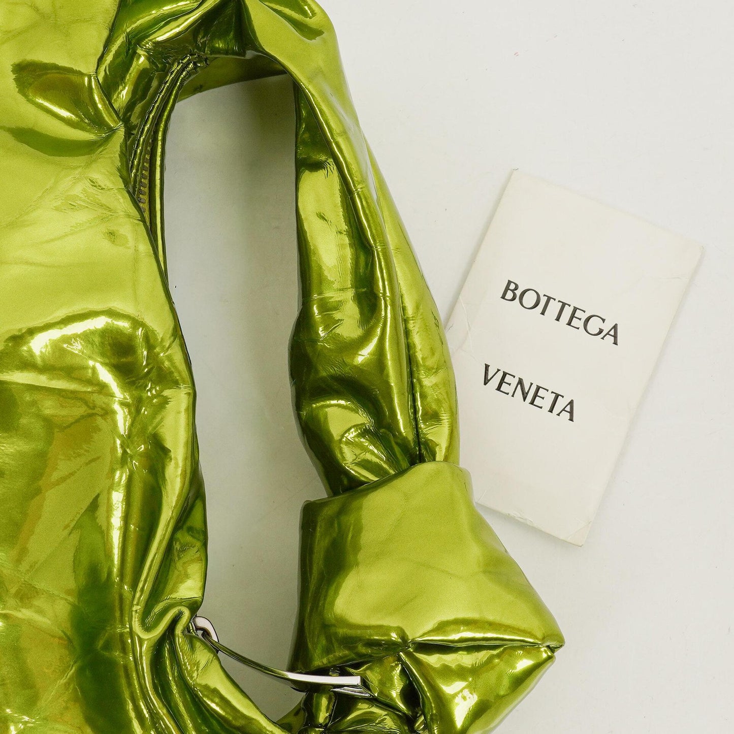 Bottega Veneta Mini Jodie Tasche aus chlorophyllfarbenem Metallic-Crushed-Kalbsleder