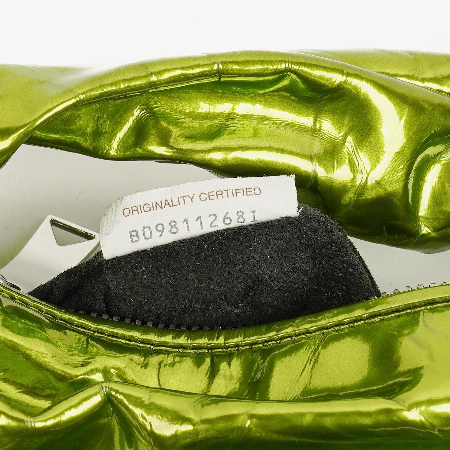 Bottega Veneta Mini Jodie Tasche aus chlorophyllfarbenem Metallic-Crushed-Kalbsleder