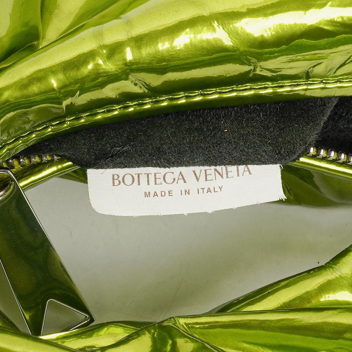 Bottega Veneta Mini Jodie Tasche aus chlorophyllfarbenem Metallic-Crushed-Kalbsleder