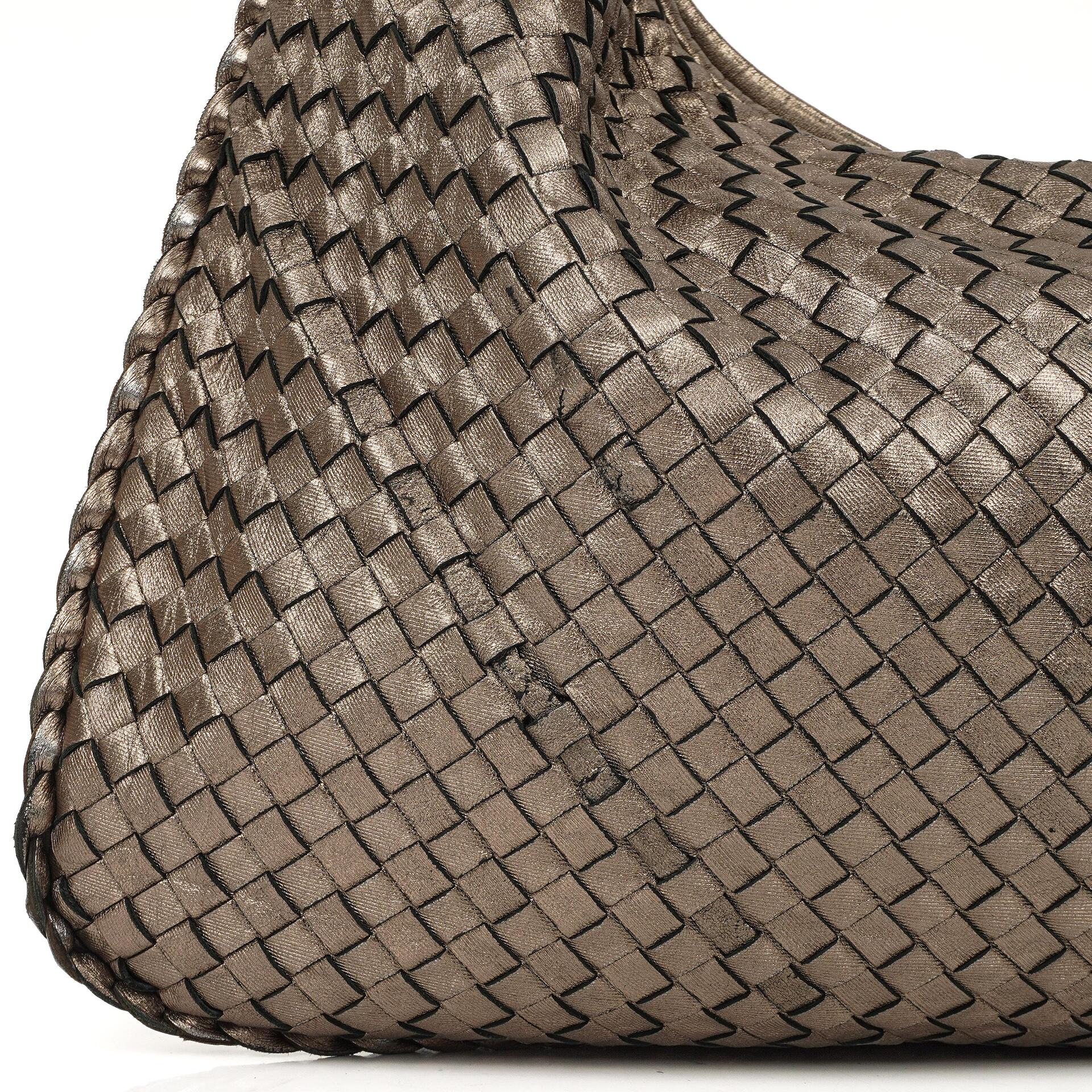 Bottega Veneta Large Veneta Hobo Bag aus Chrom Metallic Nappa Intrecciato