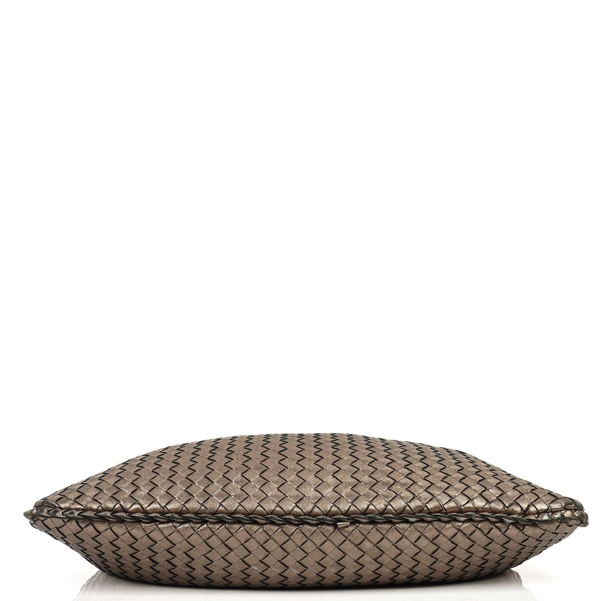Bottega Veneta Large Veneta Hobo Bag aus Chrom Metallic Nappa Intrecciato