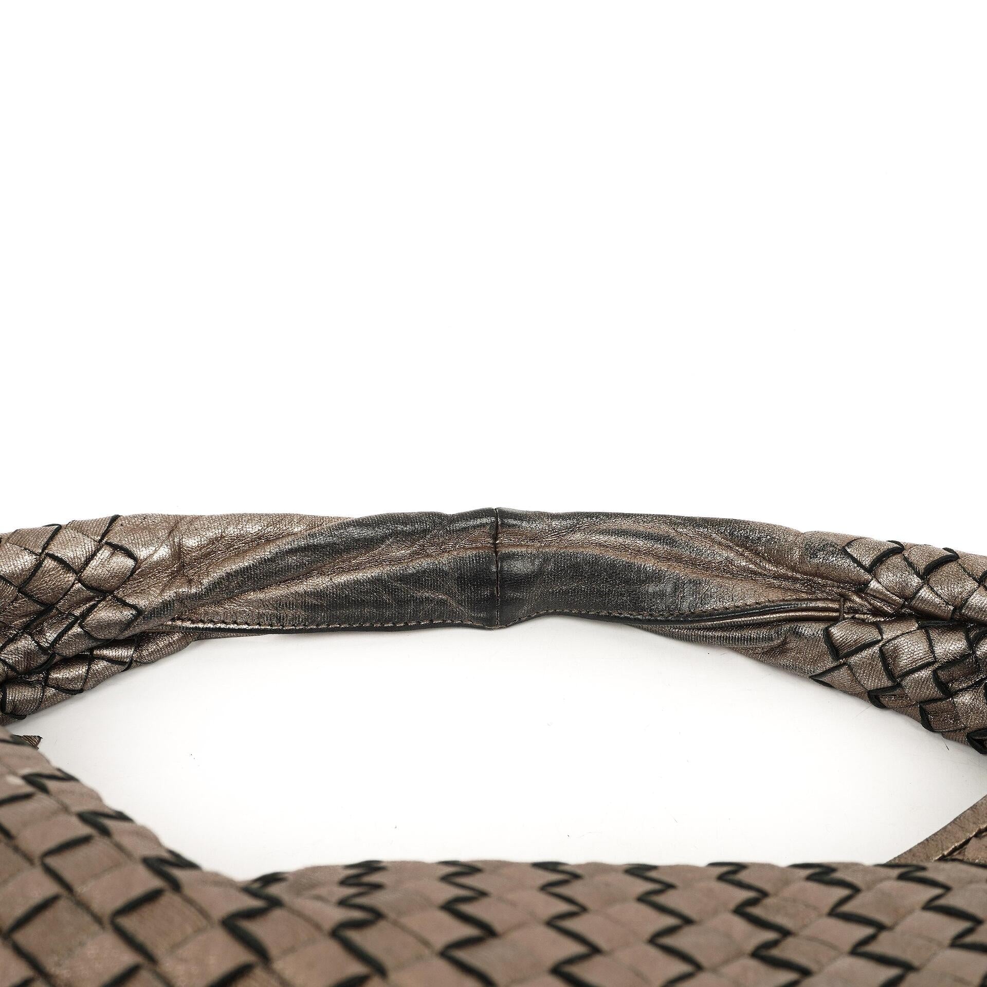 Bottega Veneta Large Veneta Hobo Bag aus Chrom Metallic Nappa Intrecciato