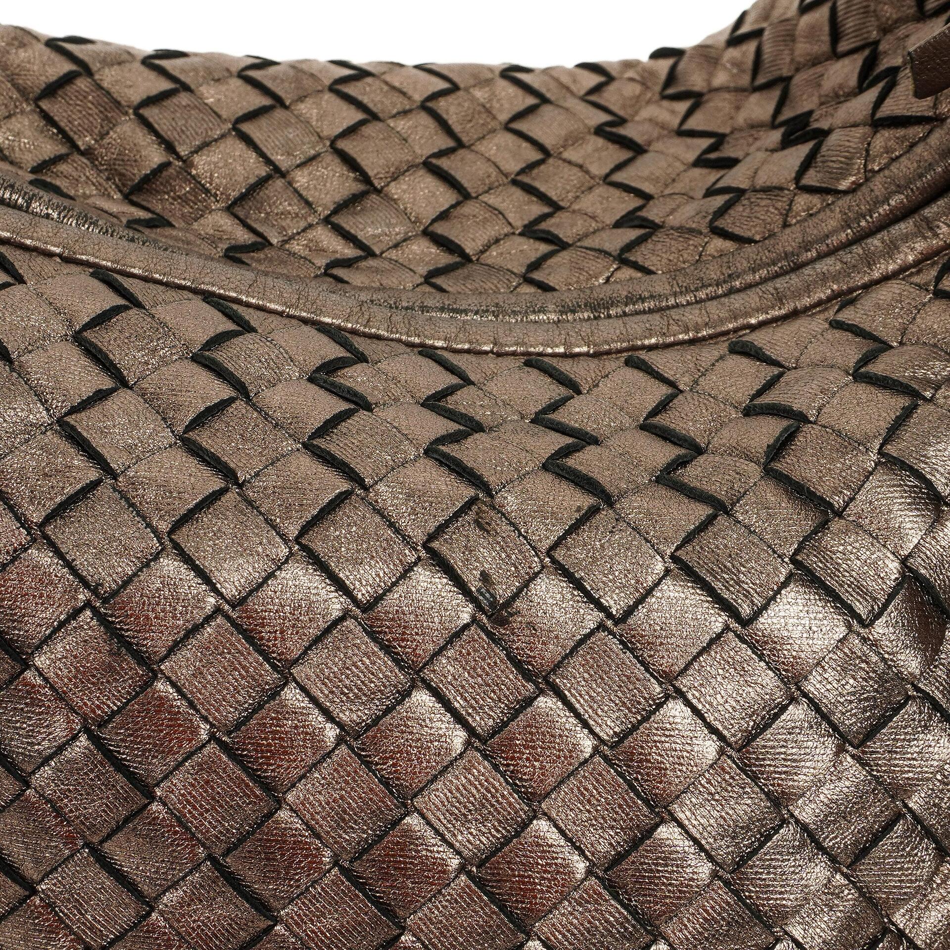 Bottega Veneta Large Veneta Hobo Bag aus Chrom Metallic Nappa Intrecciato