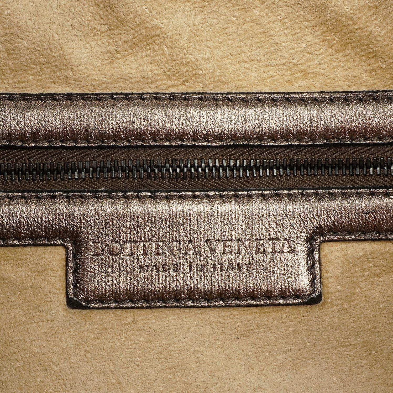 Bottega Veneta Large Veneta Hobo Bag aus Chrom Metallic Nappa Intrecciato