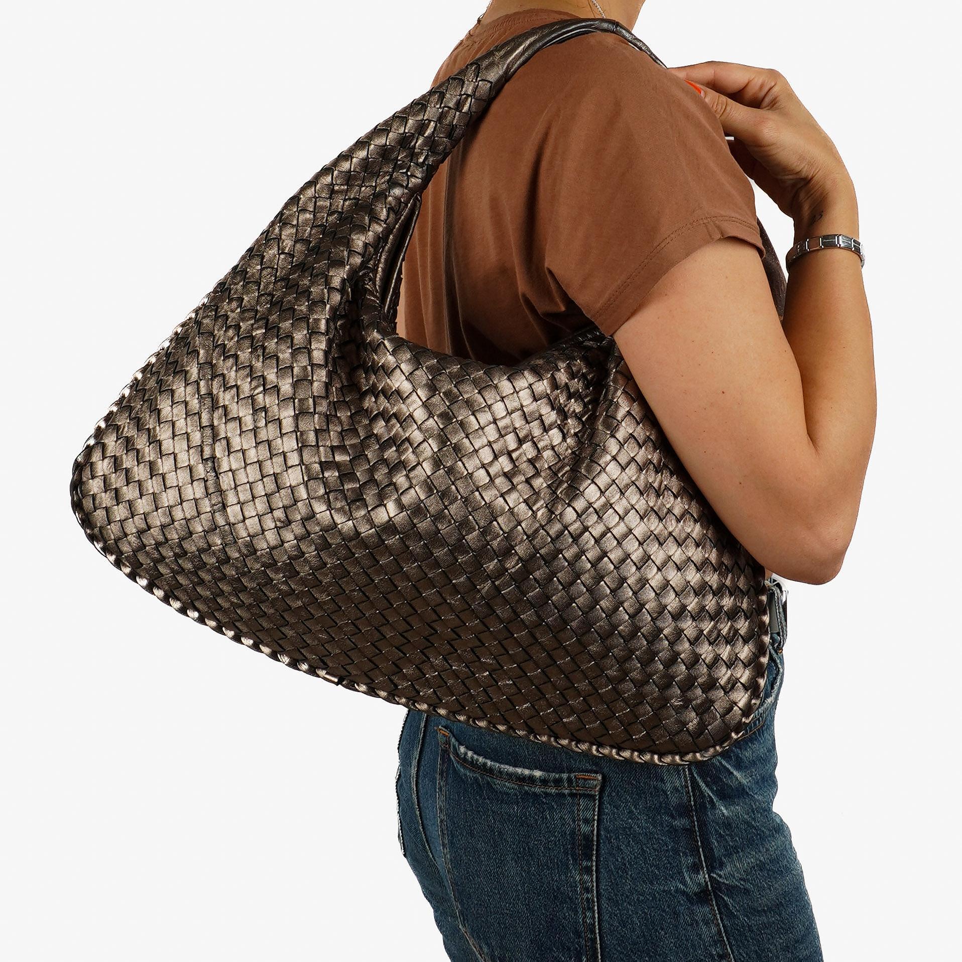 Bottega Veneta Large Veneta Hobo Bag aus Chrom Metallic Nappa Intrecciato