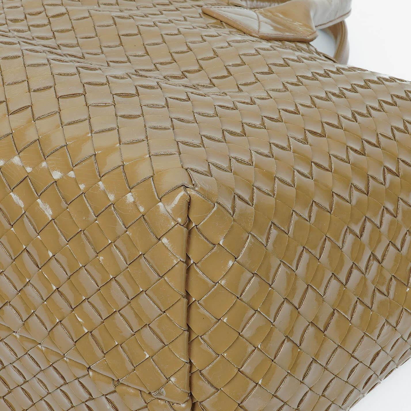 Bottega Veneta Cabat Tote Bag aus Intrecciato-Lackleder