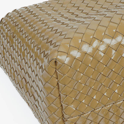 Bottega Veneta Cabat Tote Bag aus Intrecciato-Lackleder