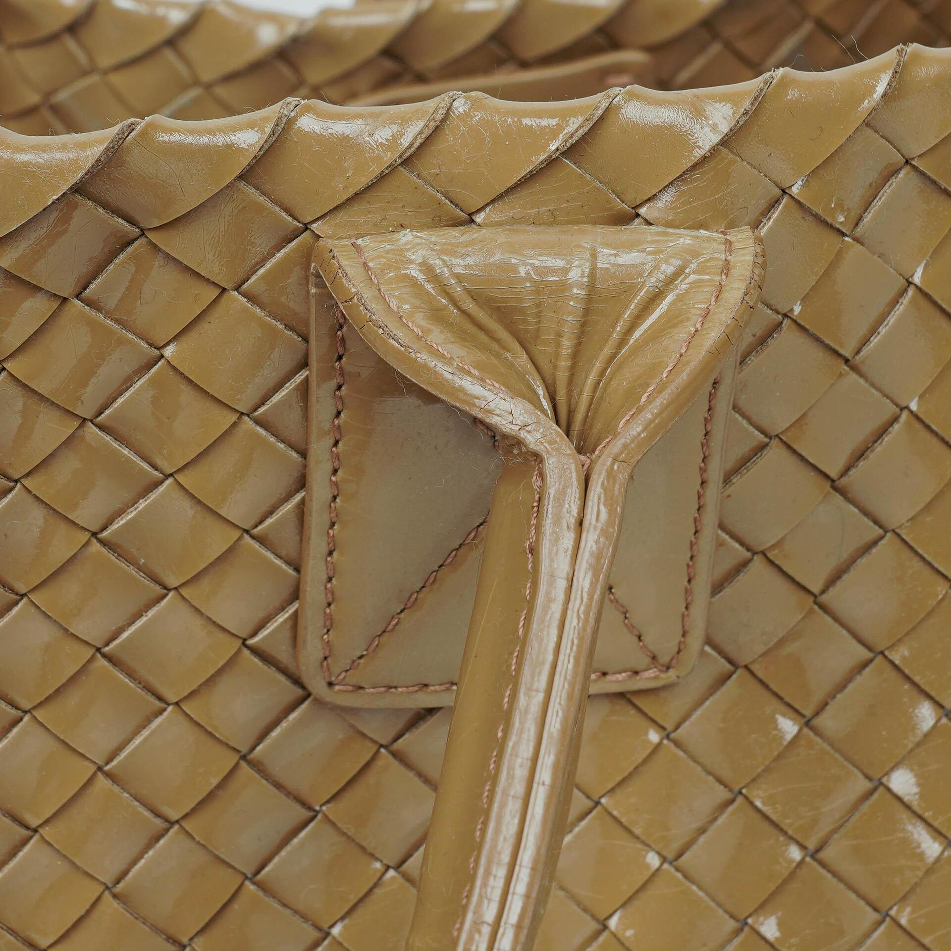 Bottega Veneta Cabat Tote Bag aus Intrecciato-Lackleder