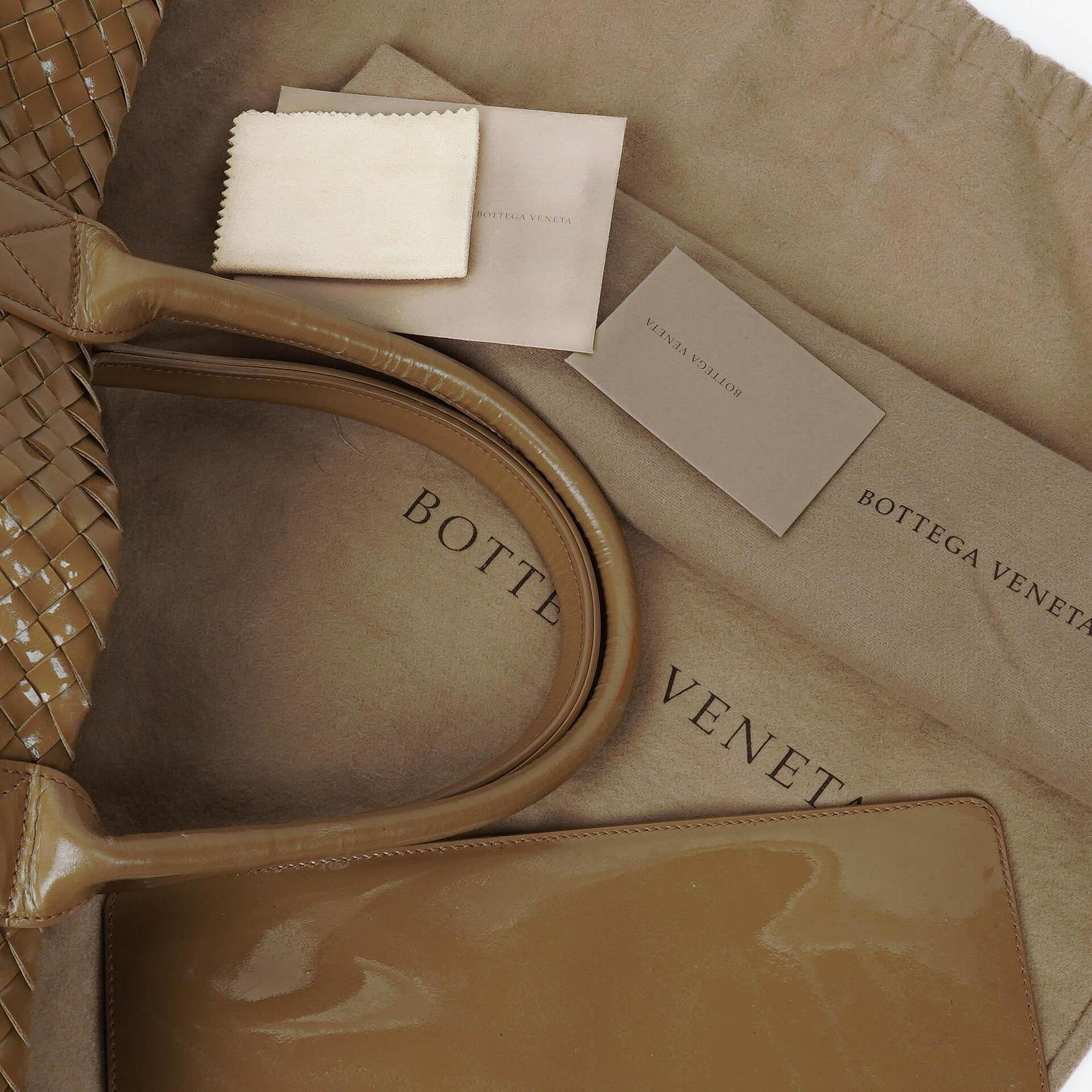 Bottega Veneta Cabat Tote Bag aus Intrecciato-Lackleder