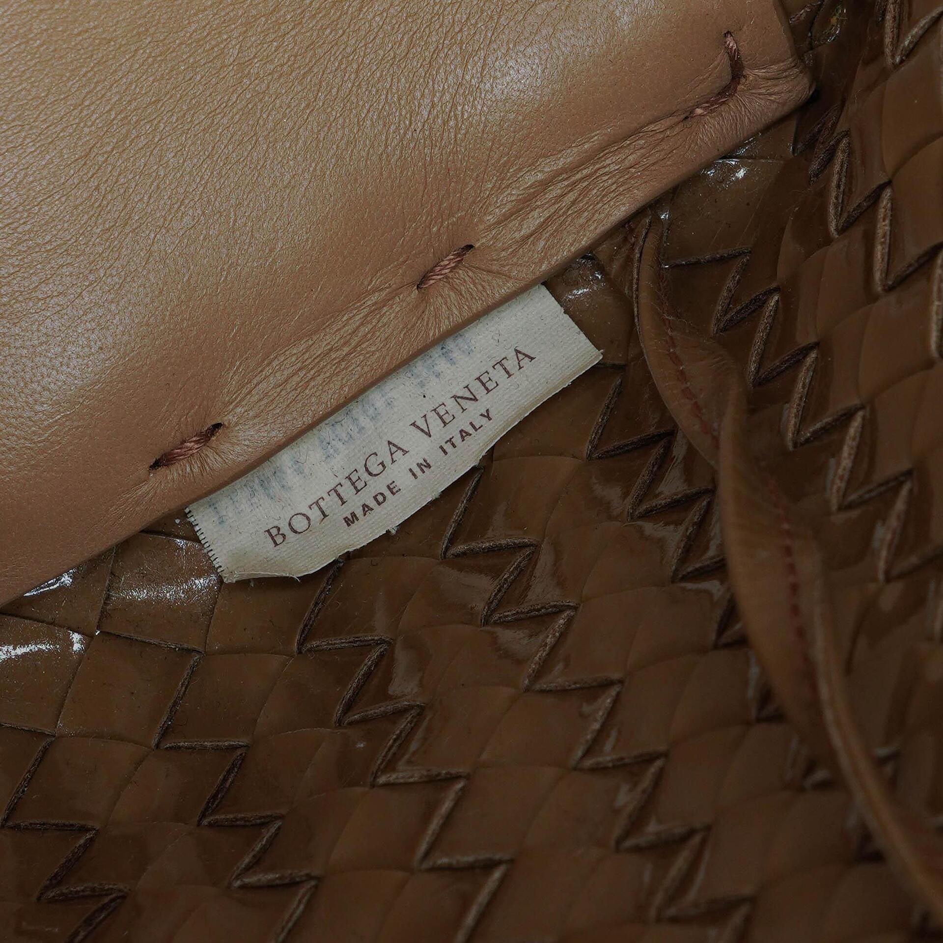 Bottega Veneta Cabat Tote Bag aus Intrecciato-Lackleder