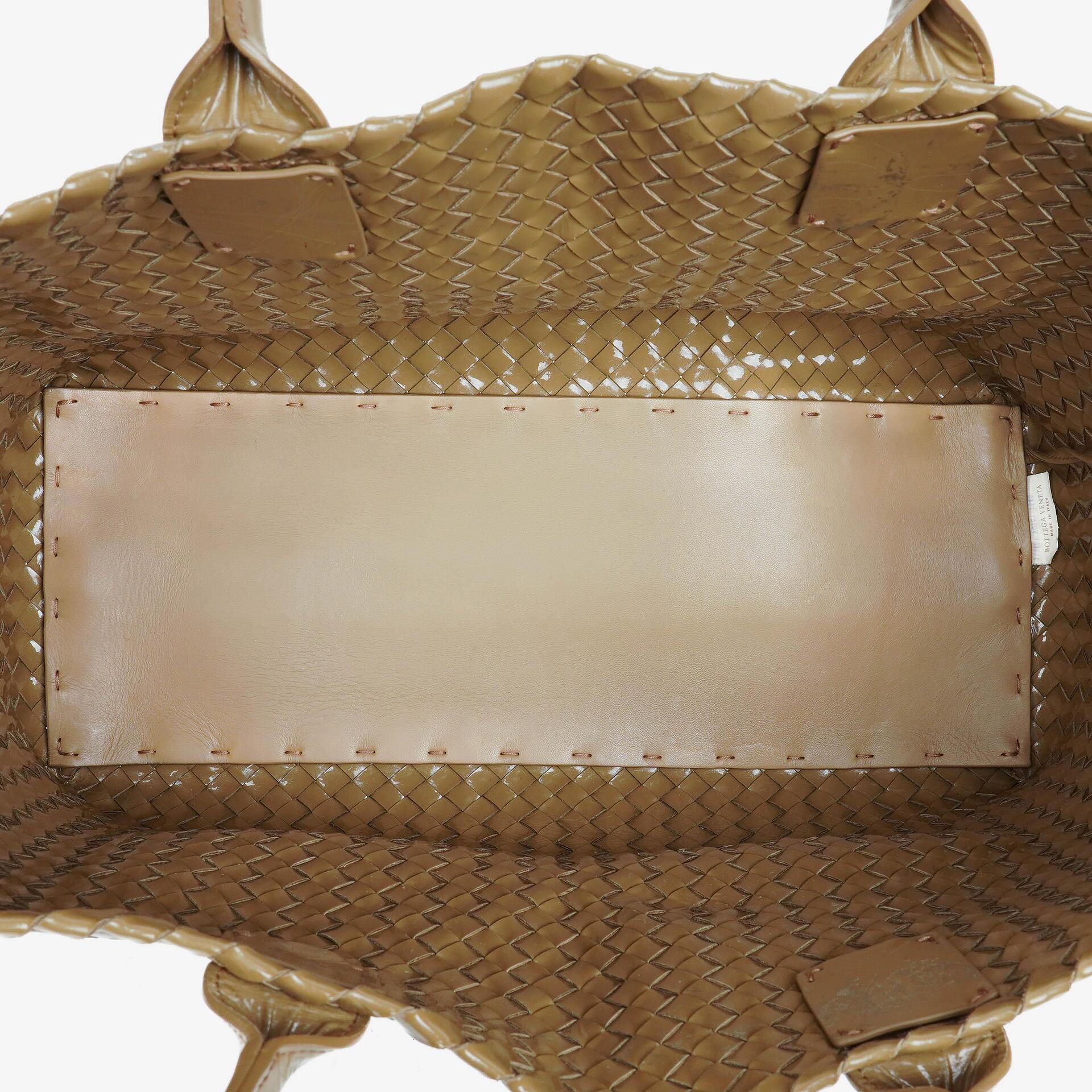 Bottega Veneta Cabat Tote Bag aus Intrecciato-Lackleder