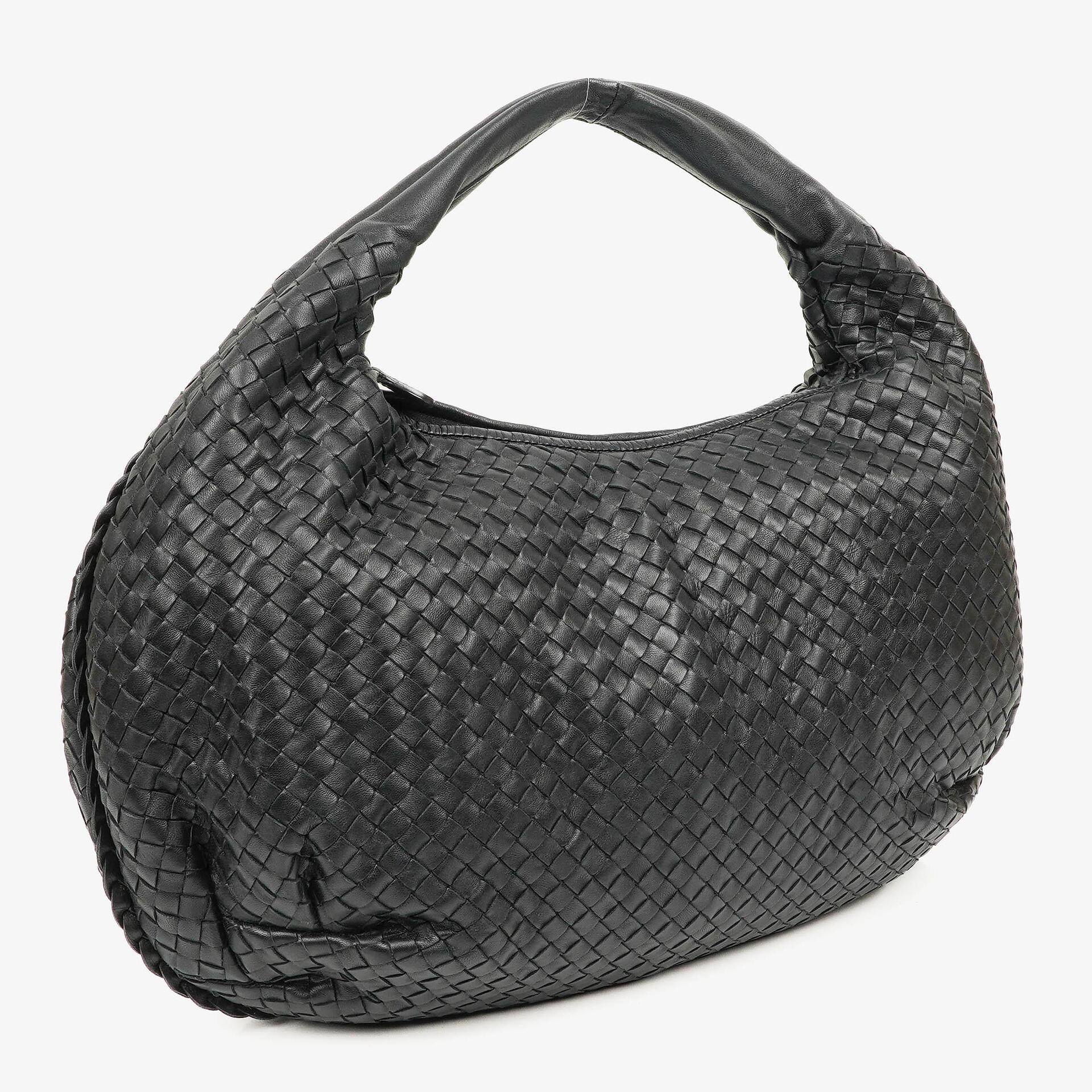 Bottega Veneta Große Belly Veneta Hobo-Tasche aus schwarzem Intrecciato-Nappaleder