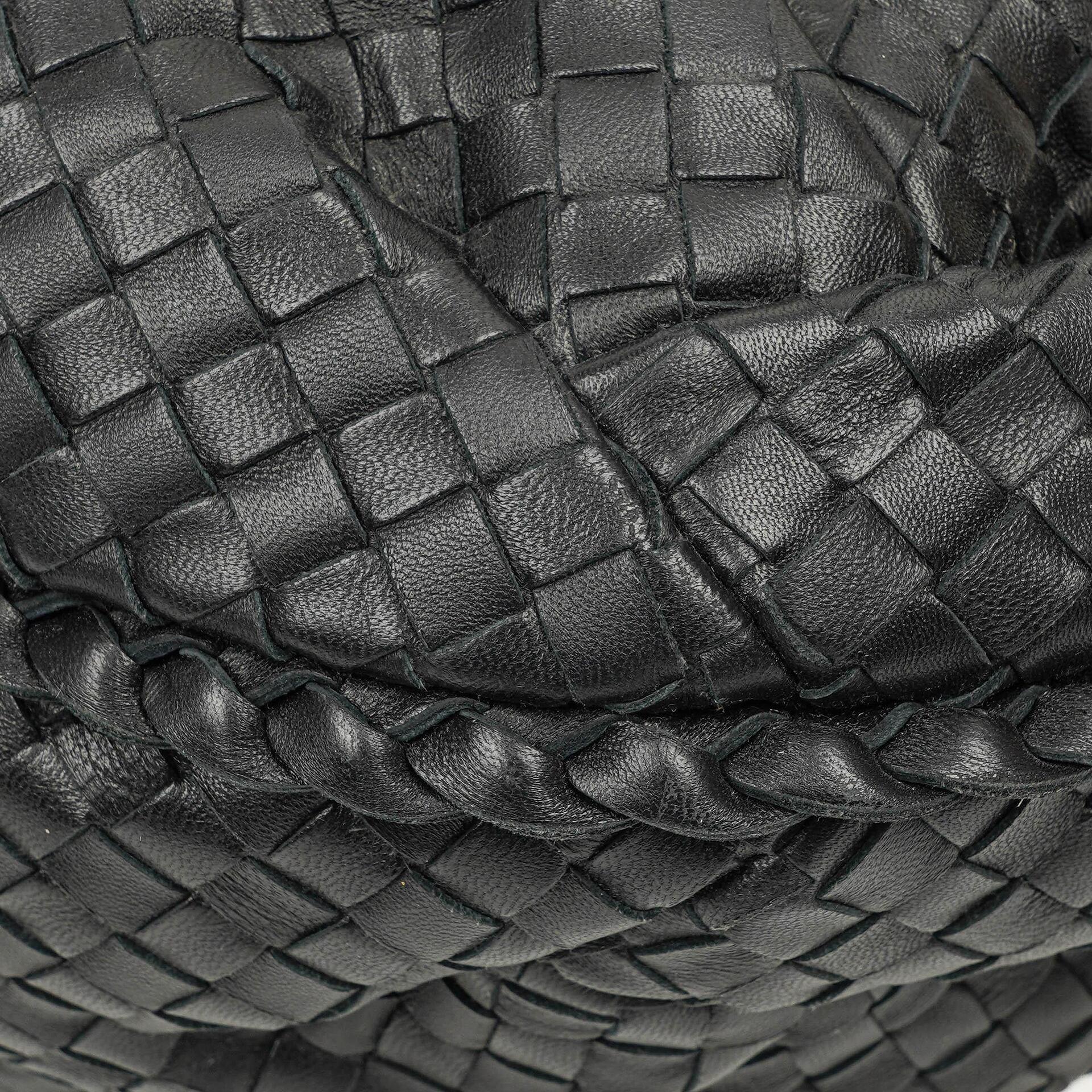 Bottega Veneta Große Belly Veneta Hobo-Tasche aus schwarzem Intrecciato-Nappaleder